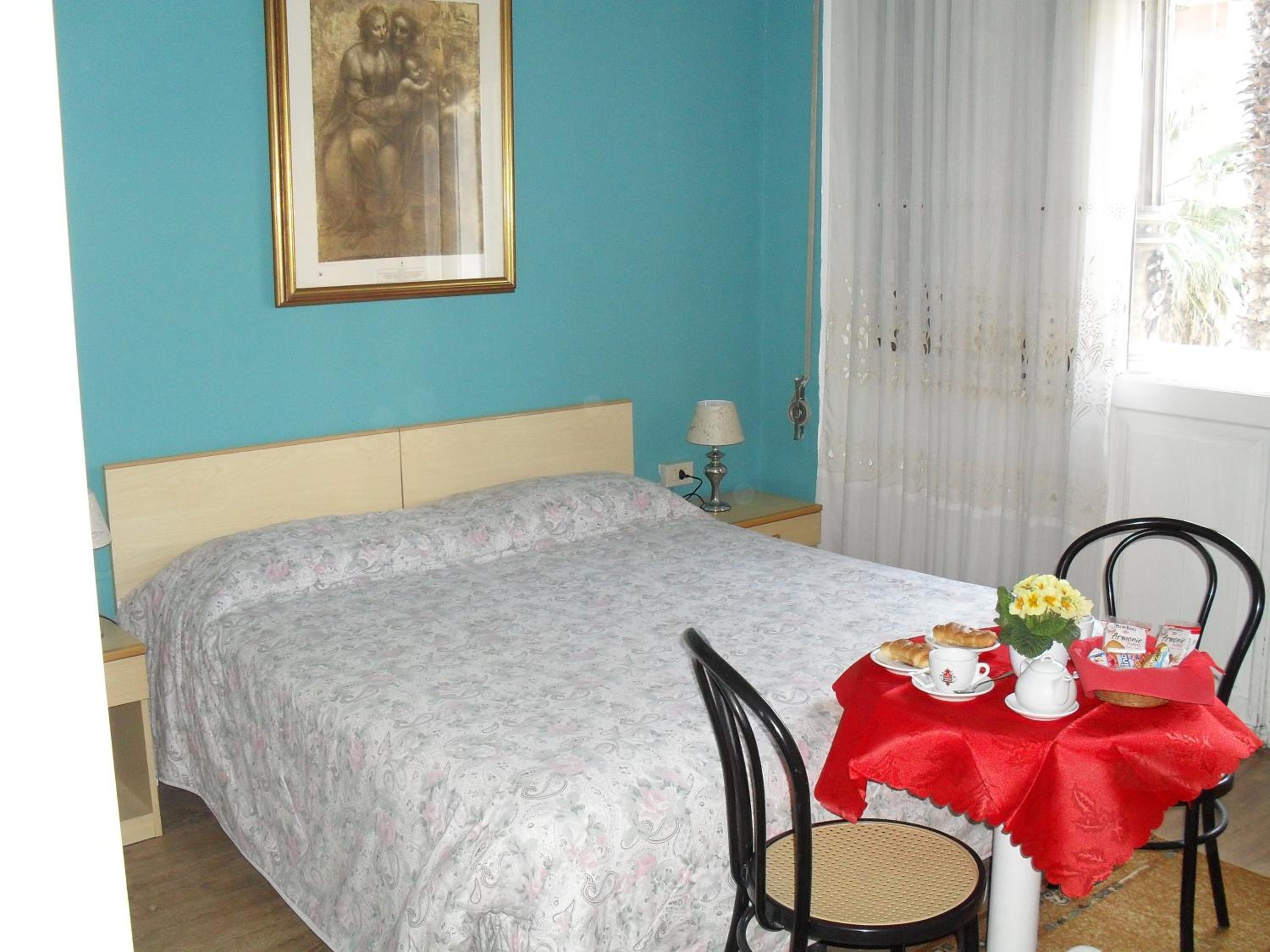 Double or Twin Room with Balcony and Sea View - Photo 8