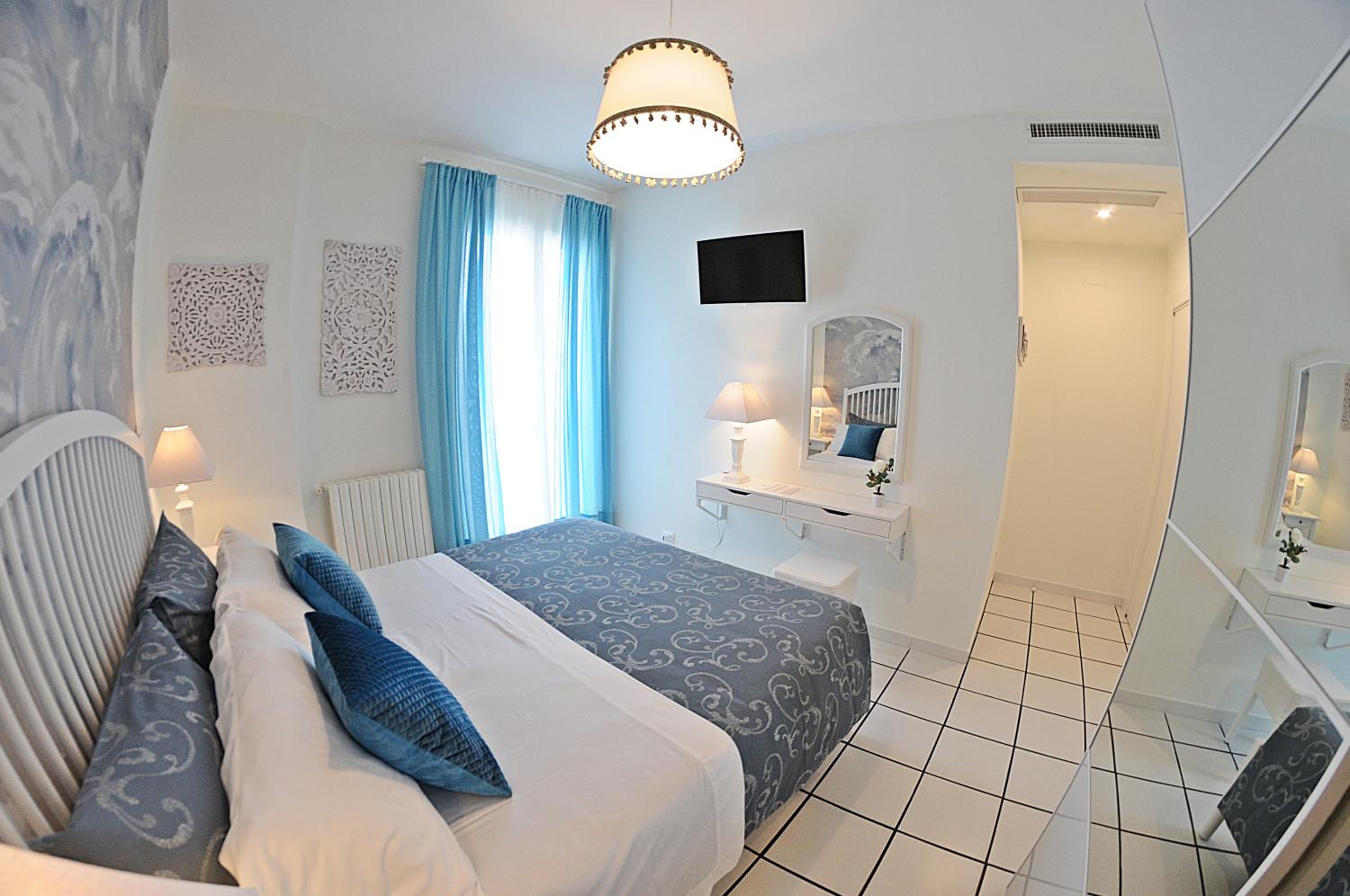 Double Room with Balcony and Sea View - Photo 13