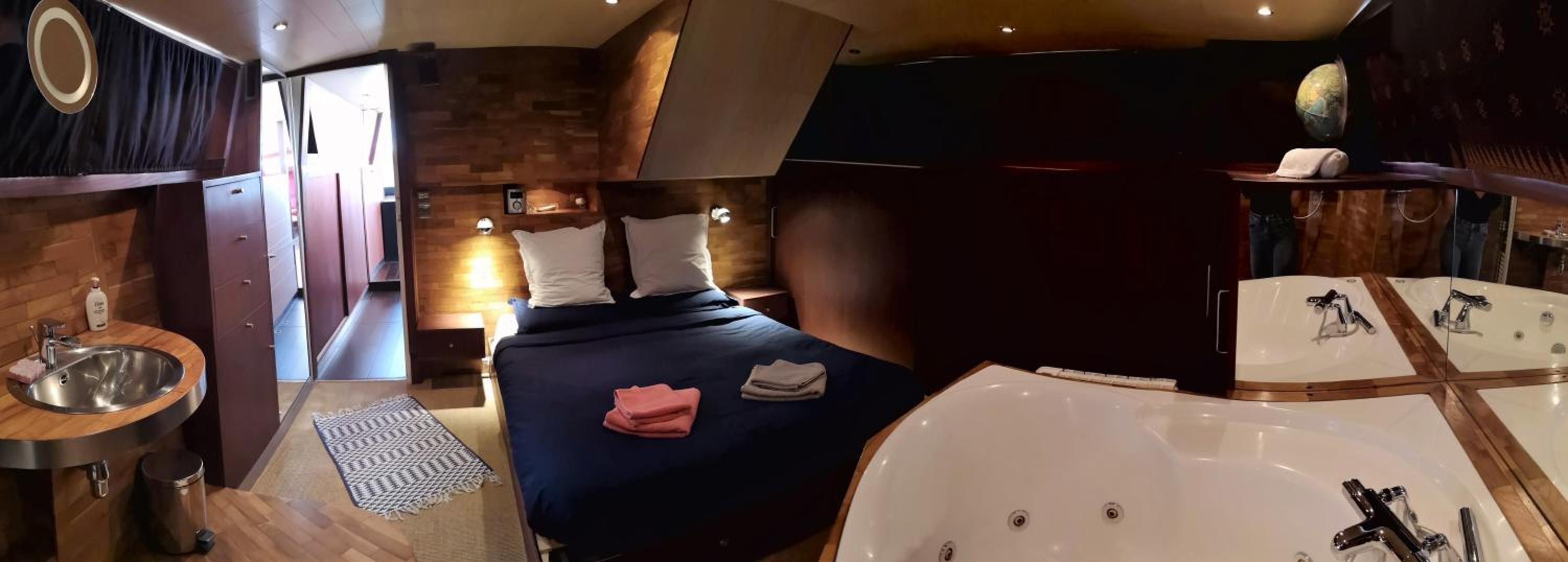One-Cabin Boat - Photo 19