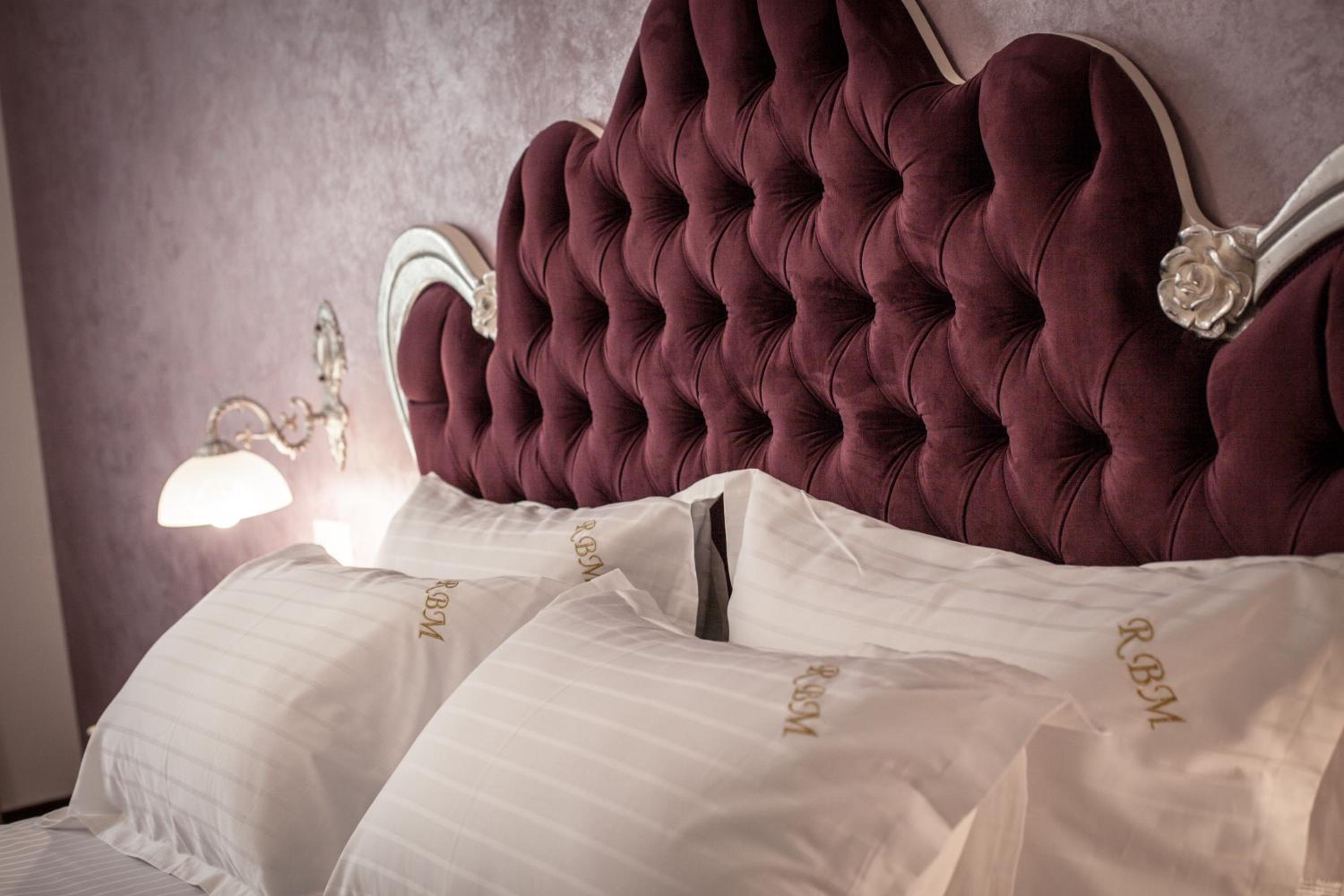 Deluxe King Room - Photo 17