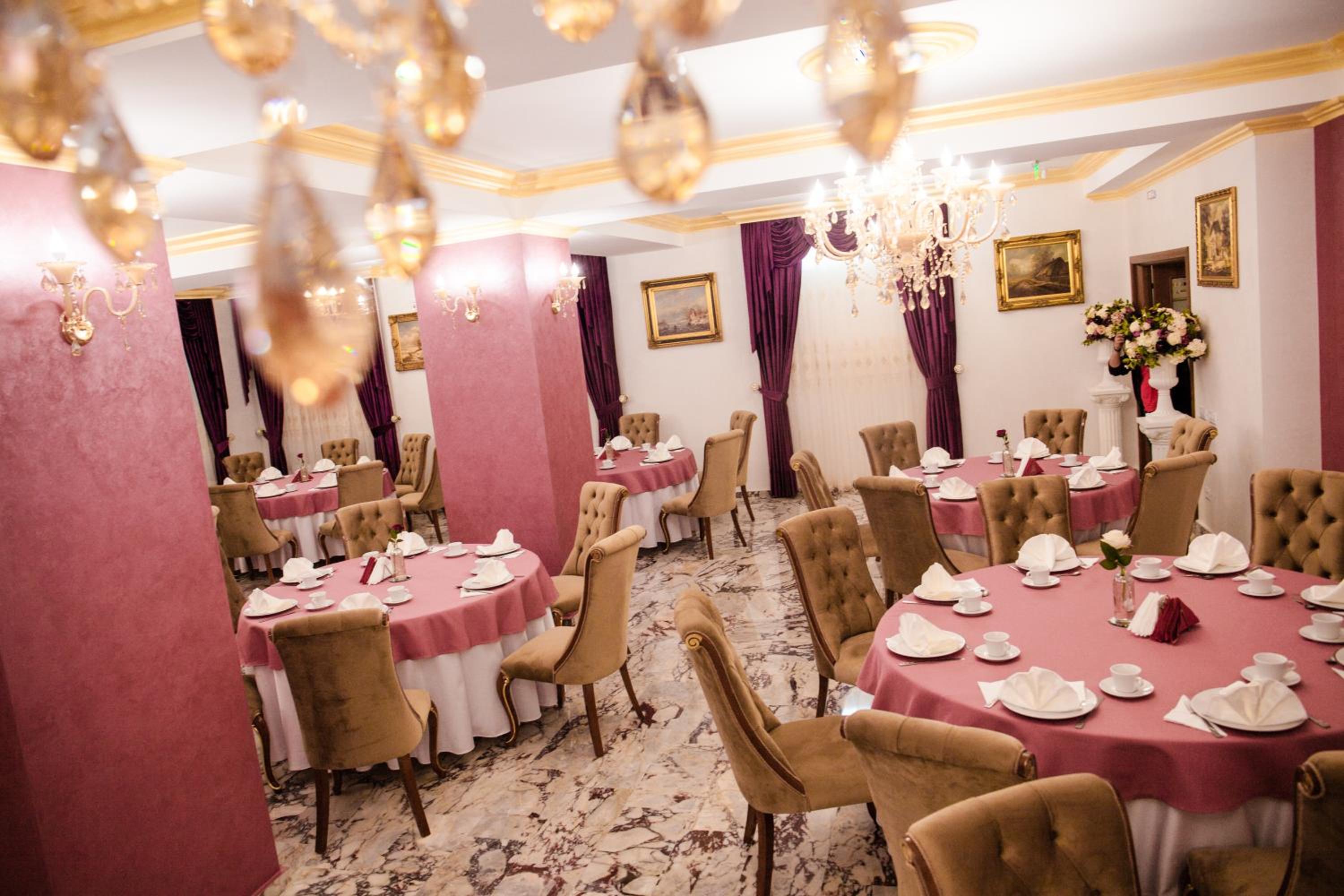 Deluxe King Room - Photo 8