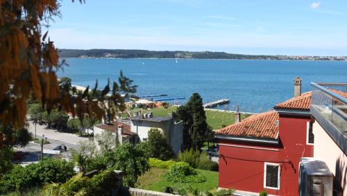 Three-Bedroom Apartment with Balcony and Sea View photo 2
