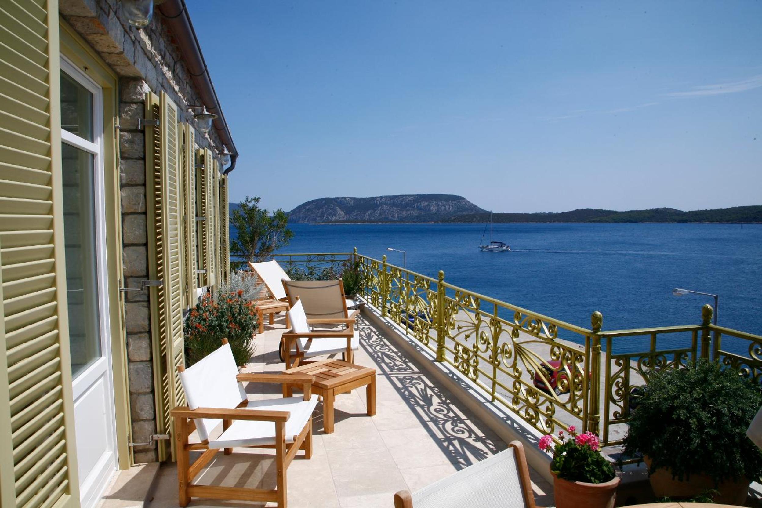 Deluxe Suite with Sea View photo 3