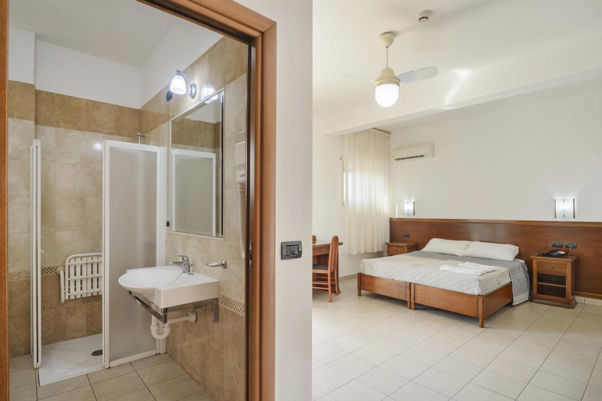 Standard Double Room photo 3