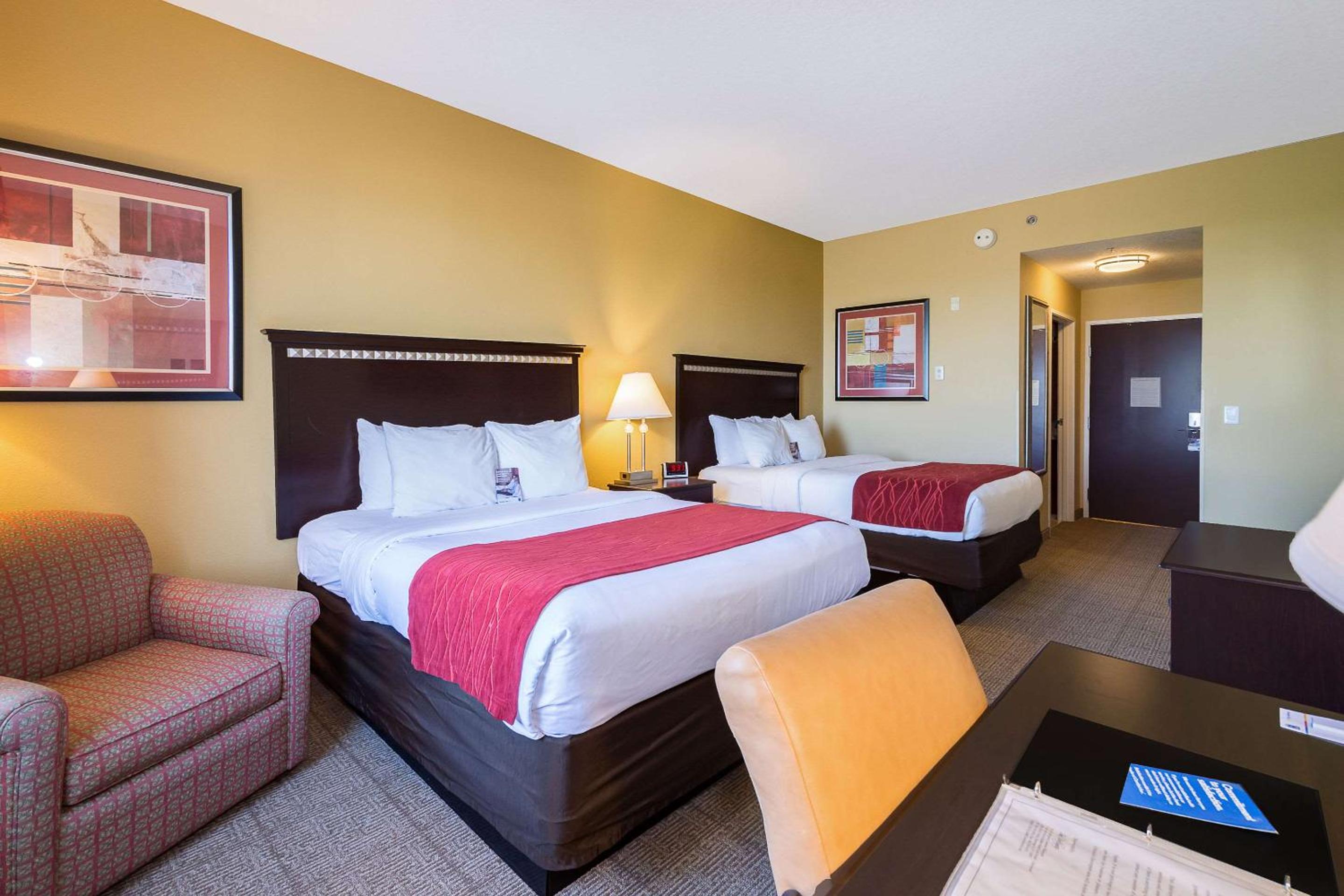 Queen Room with Two Queen Beds - Non-Smoking photo 1