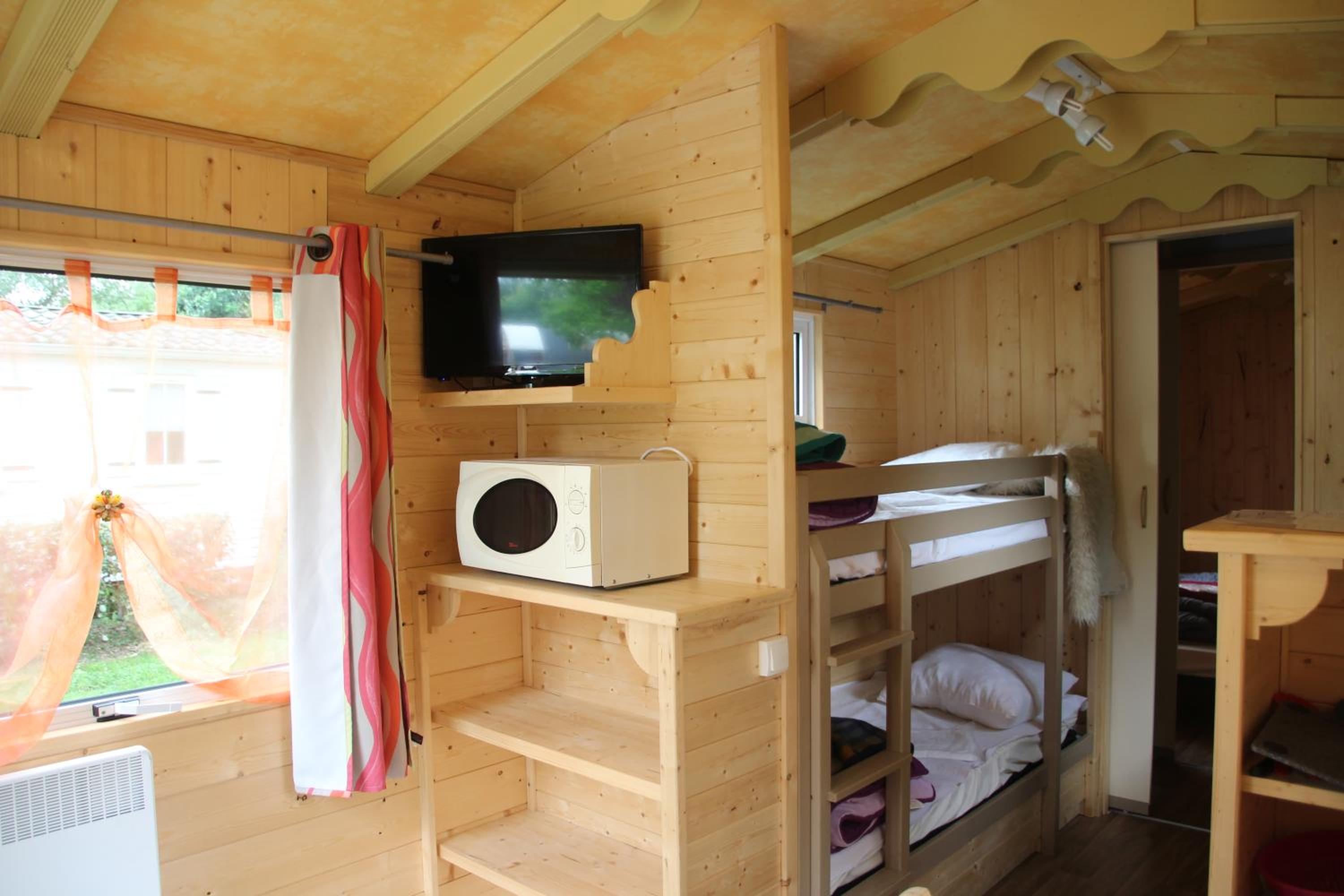 Wooden Caravan (4 Adults)  photo 3