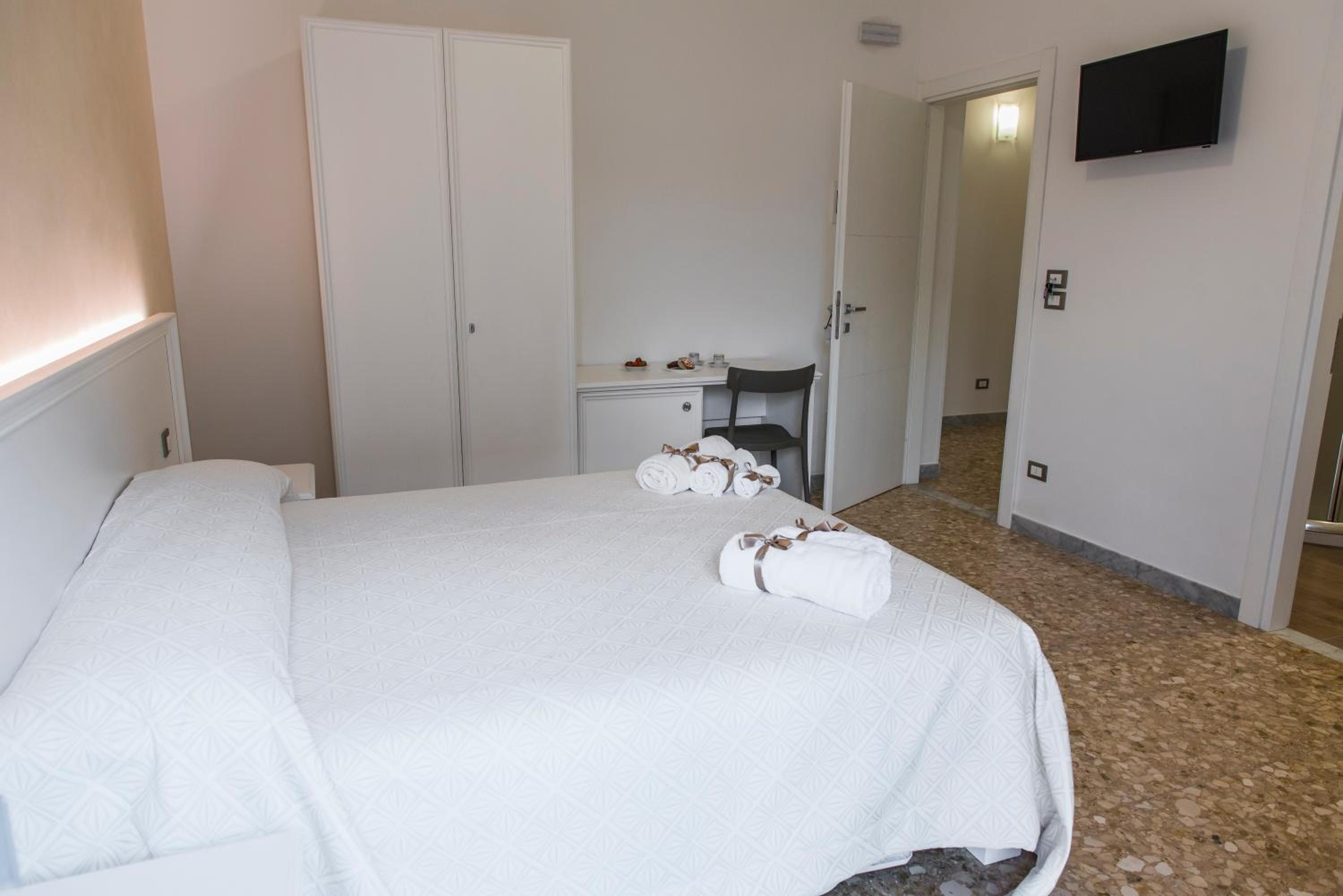 Double Room with Extra Bed - Photo 9