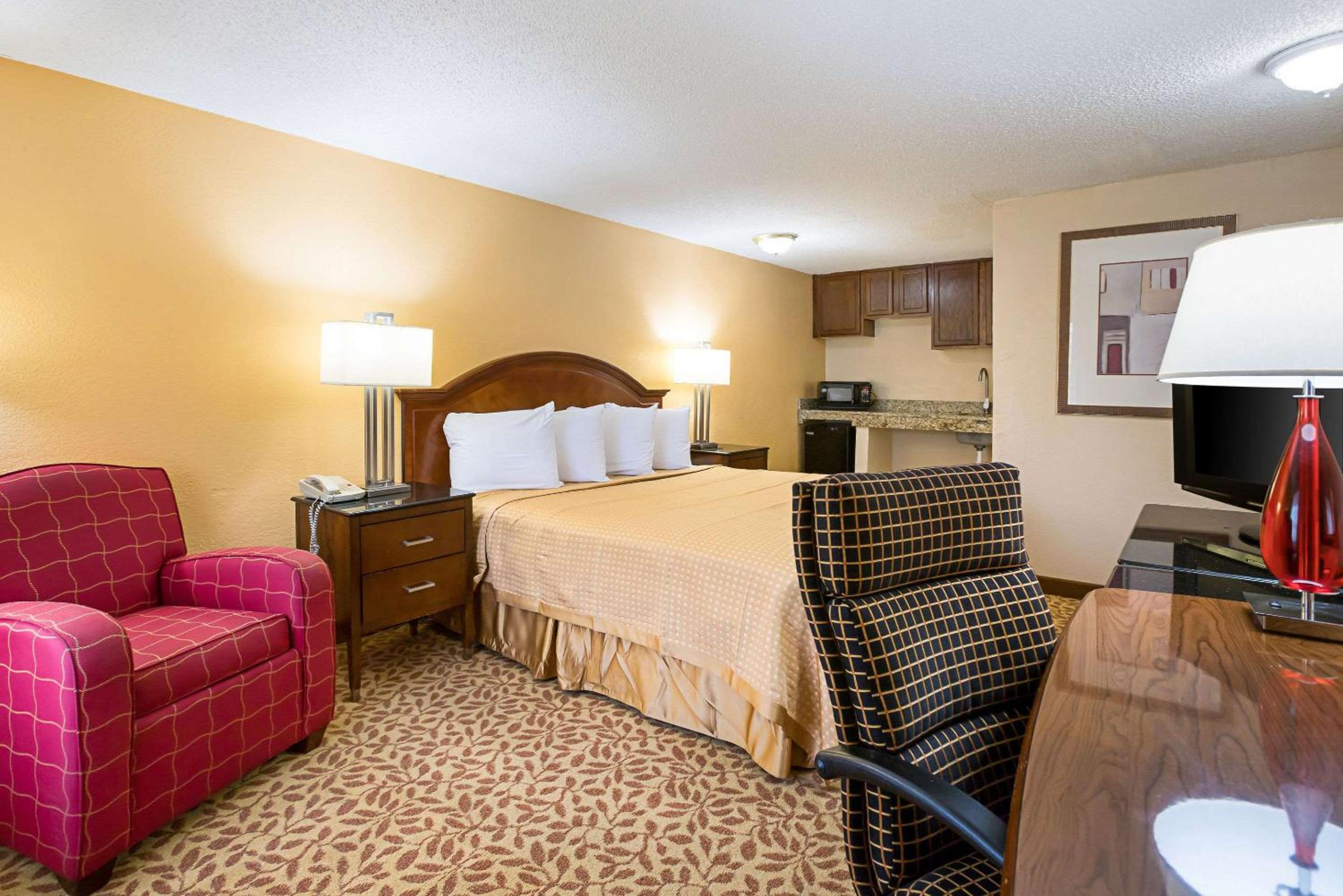 King Room with Refrigerator and Microwave - Non-Smoking  photo 1