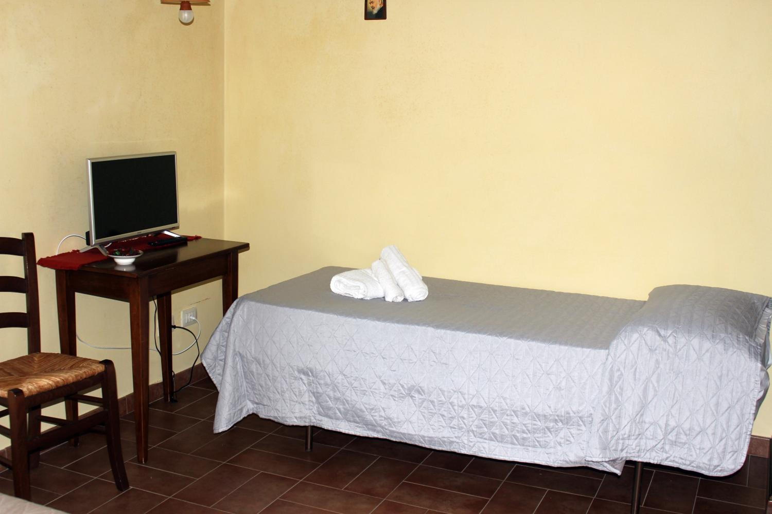 Deluxe Double Room (2 Adults + 1 Child)