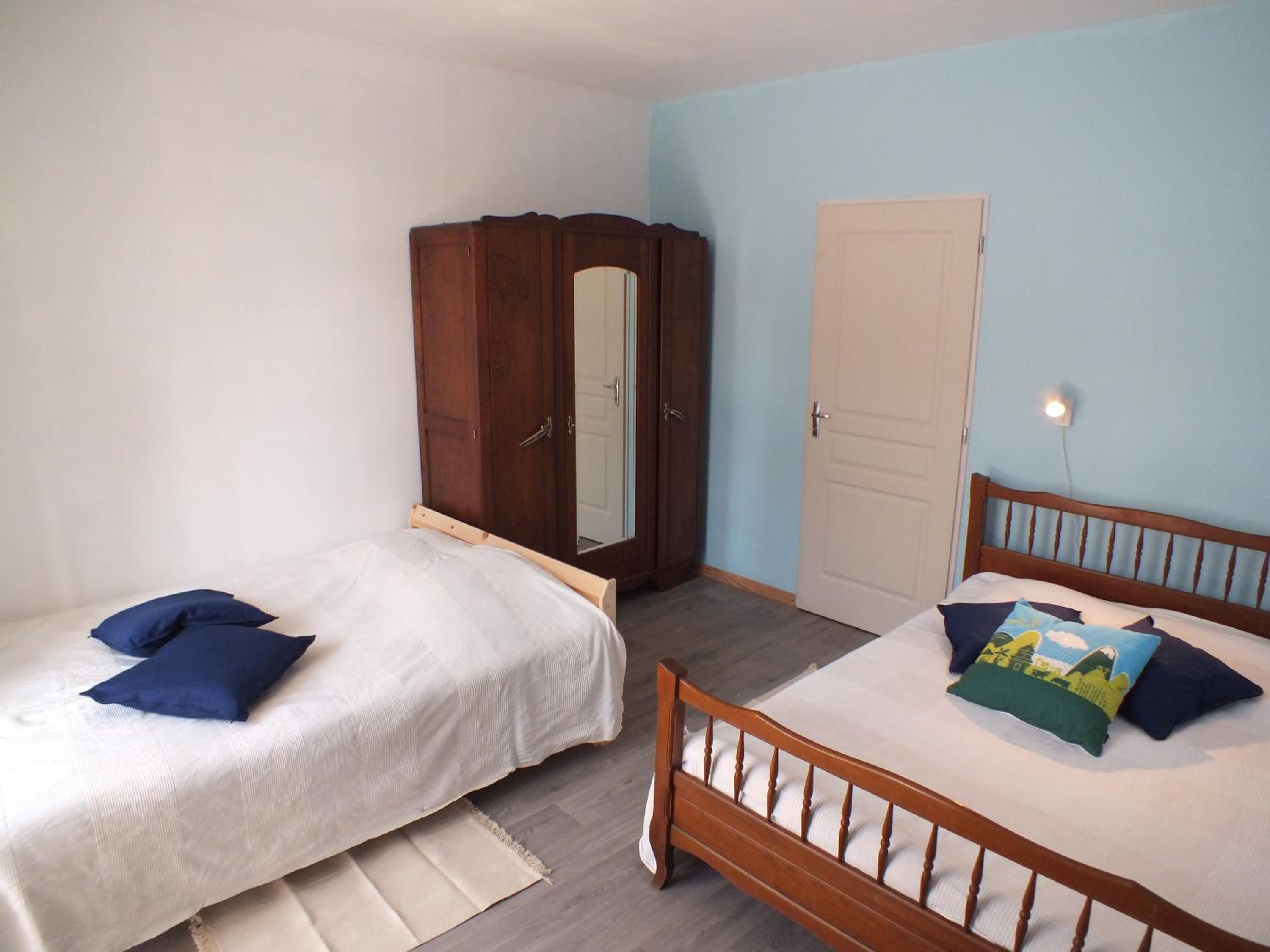 Quadruple Room with Private Bathroom - Photo 4