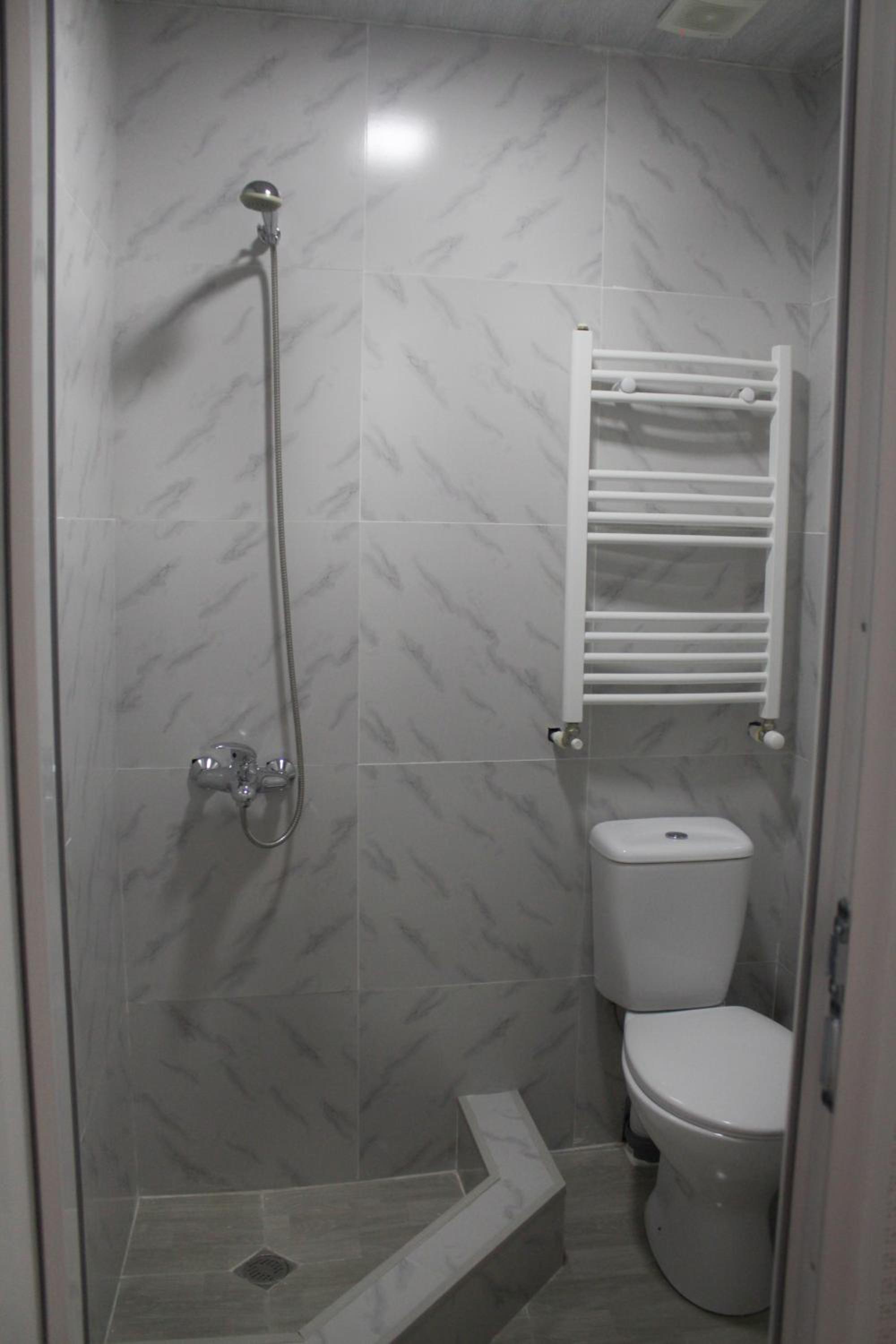 Twin Room with Private Bathroom photo 3