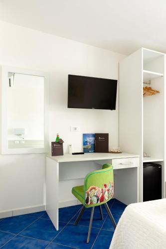 Superior Double Room with Terrace and Sea view  - Photo 2