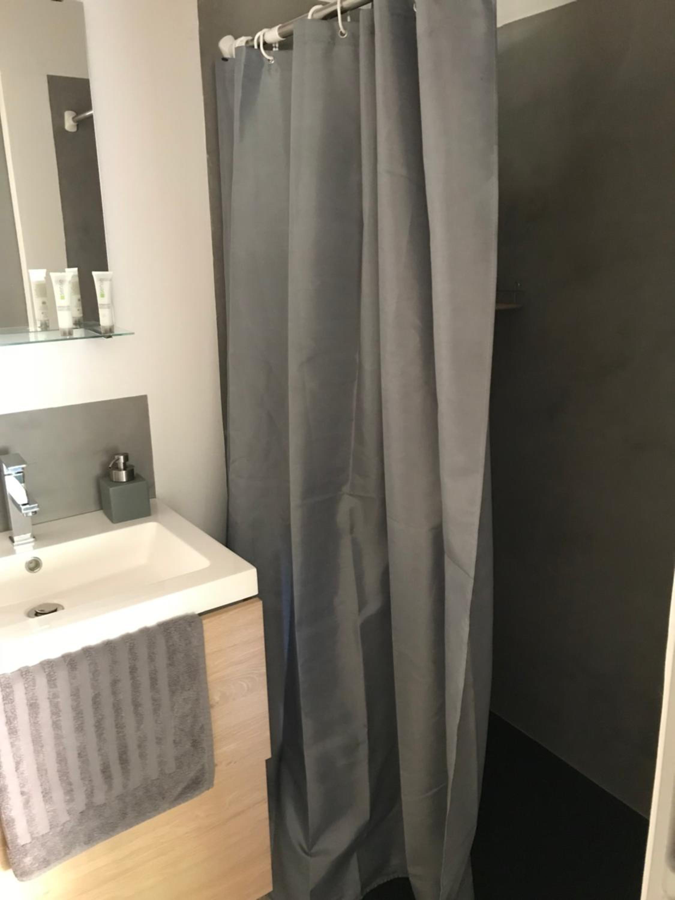 Double Room with Private Bathroom - Photo 12