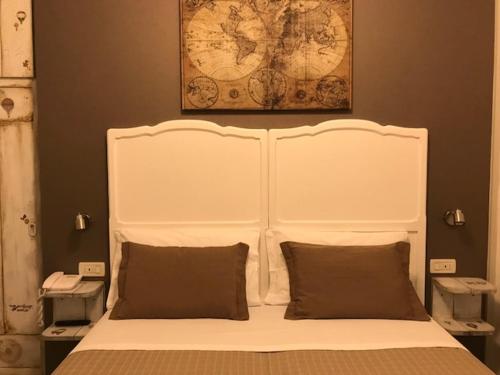 Deluxe Double or Twin Room with Balcony and Side Sea View photo 2