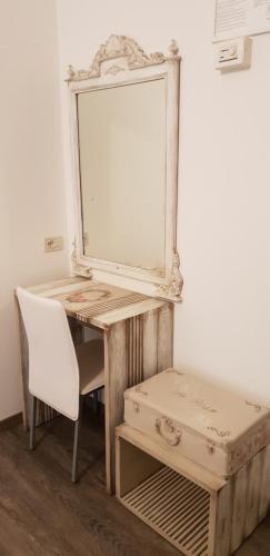 Deluxe Double or Twin Room with Balcony and Side Sea View photo 1