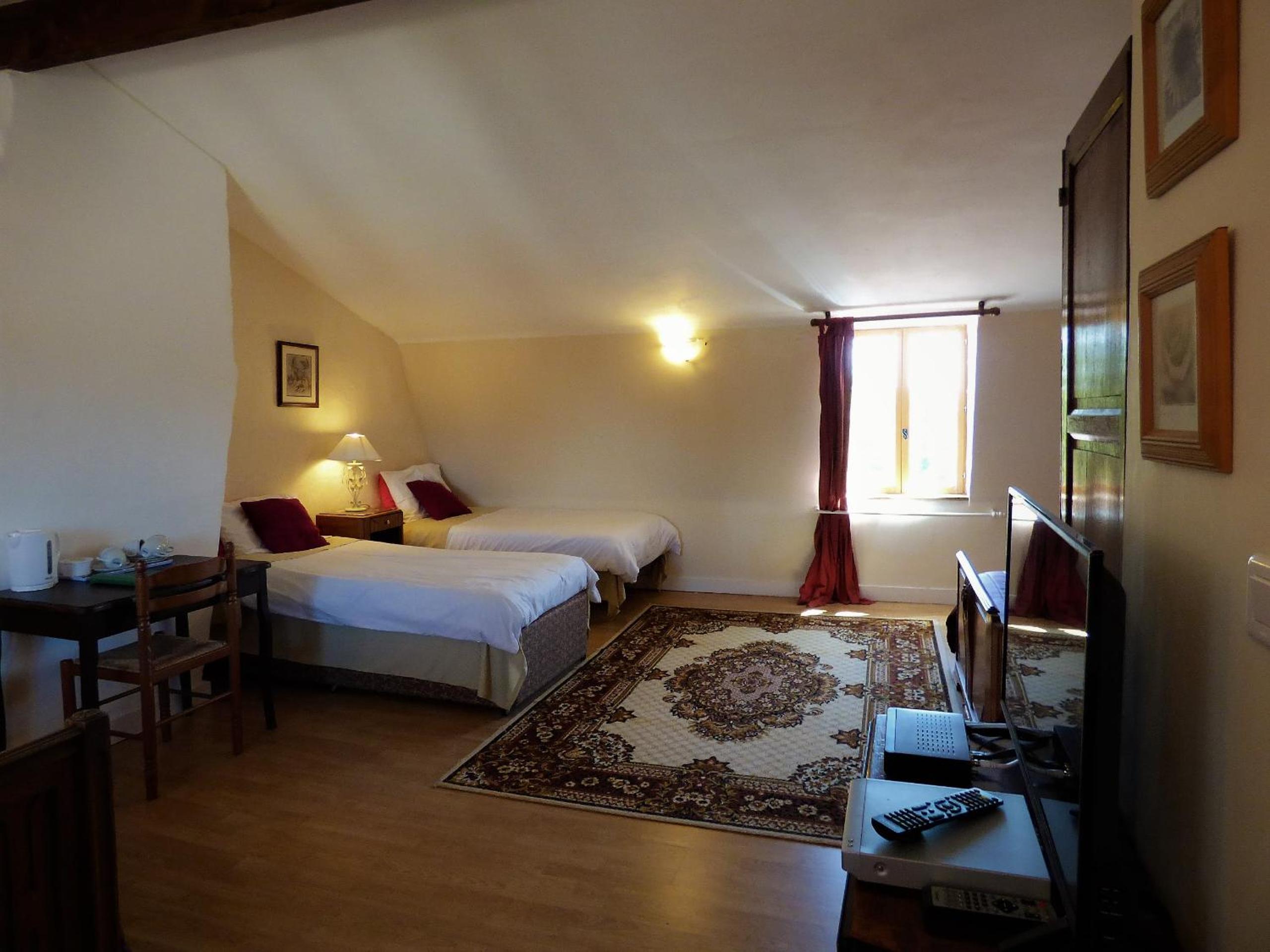 Family Room with Private Bathroom - Photo 4