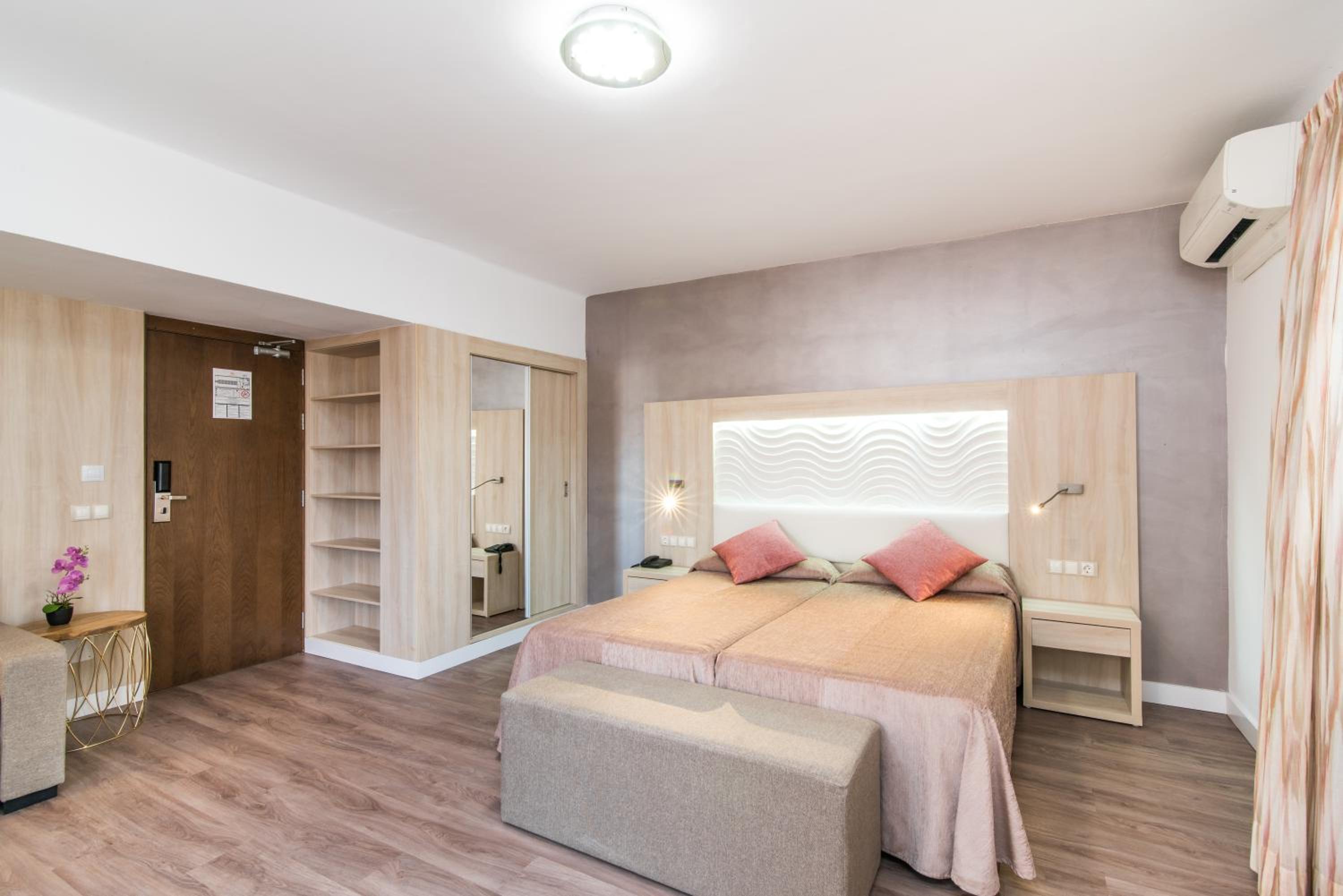 Junior Suite with Balcony photo 2