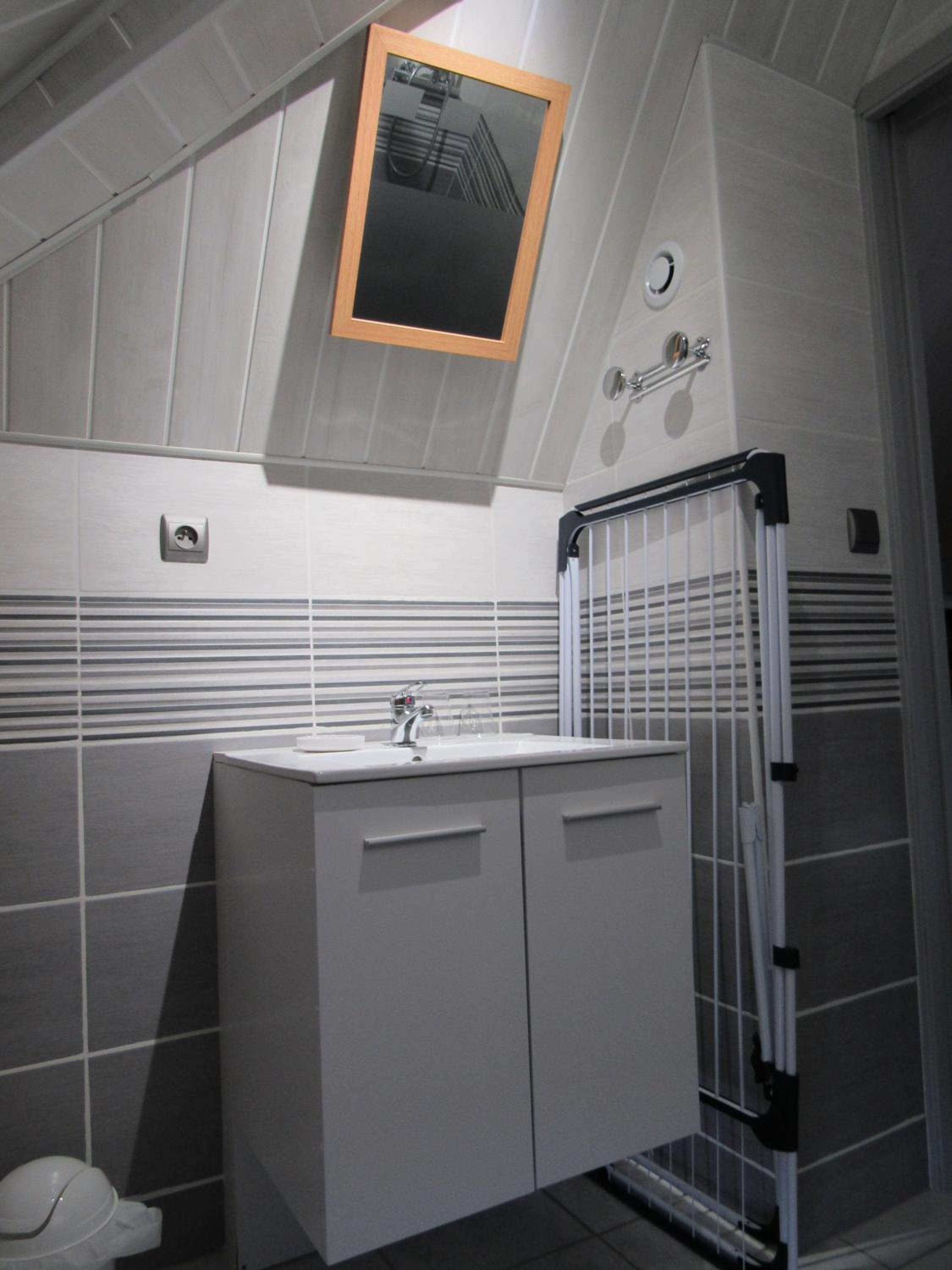 Double or Twin Room with Bathroom - Photo 4