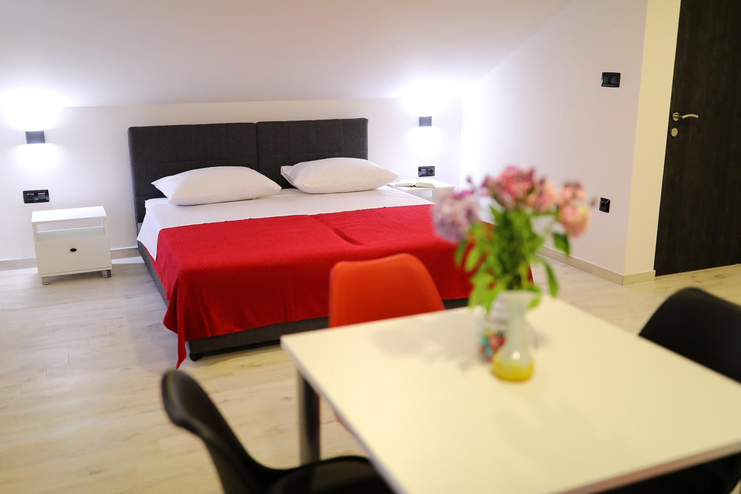 Studio Apartment - Photo 4