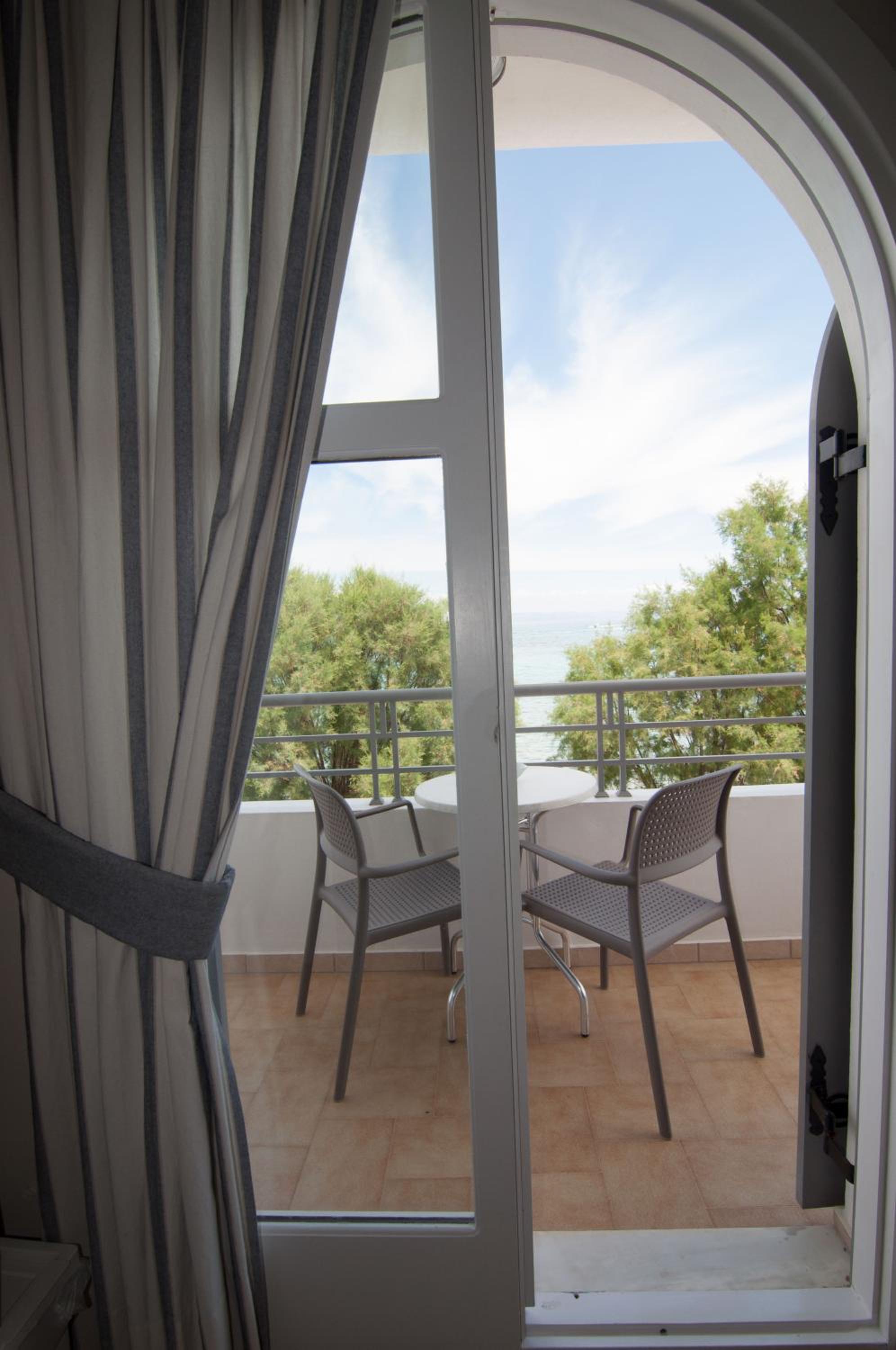 Standard Double or Twin Room with Sea View - Photo 9
