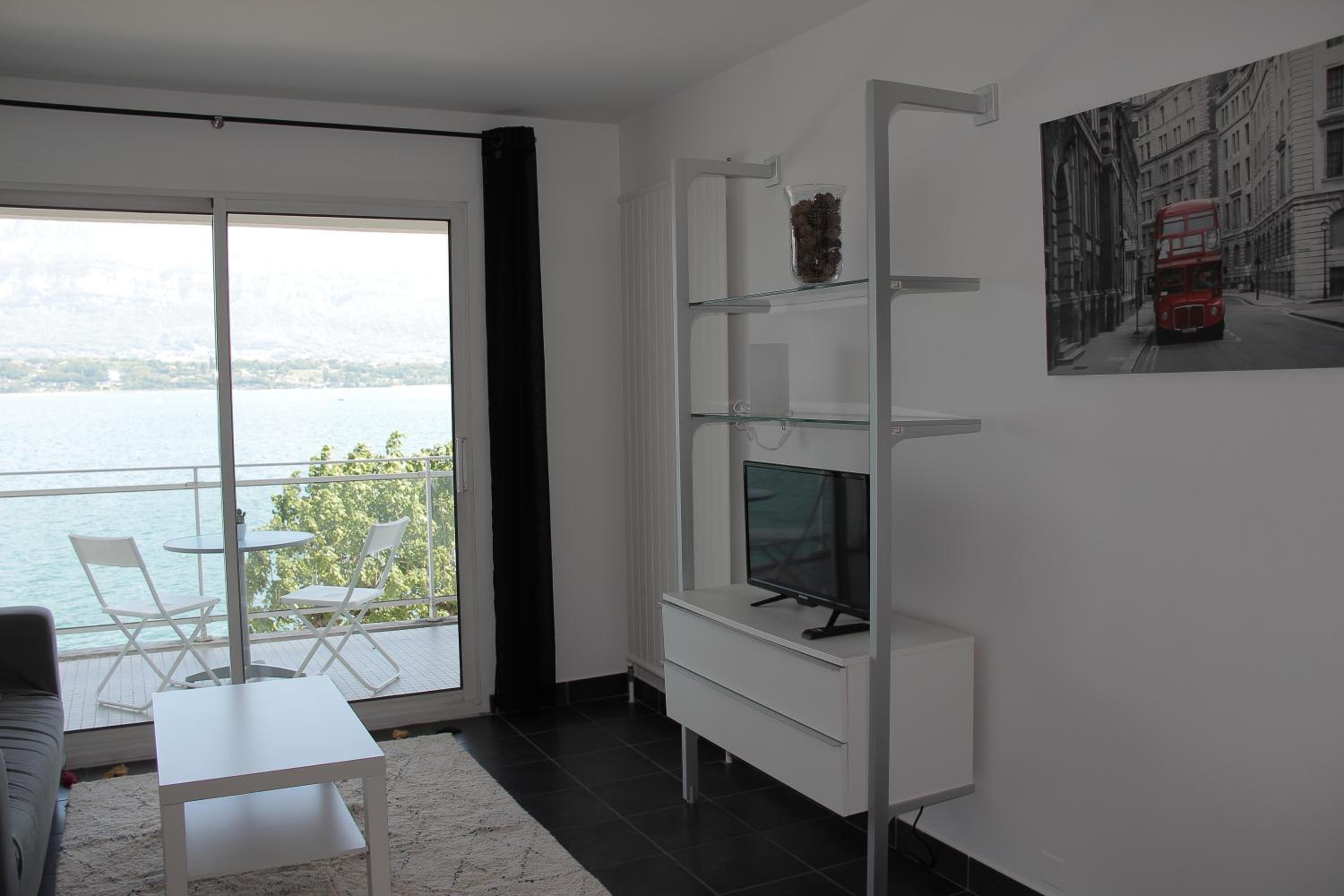 Apartment with Lake View - Photo 1