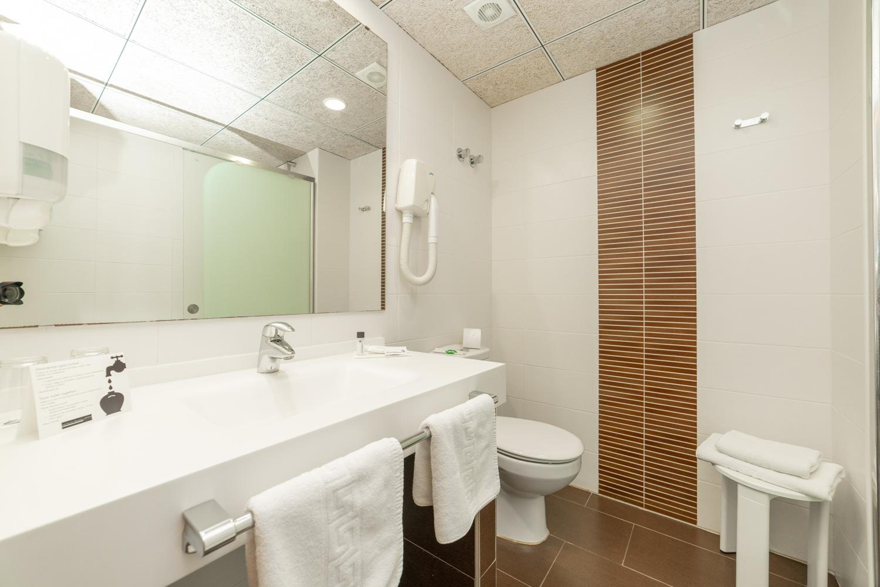 Triple Room (2 Adults + 1 Child) photo 2