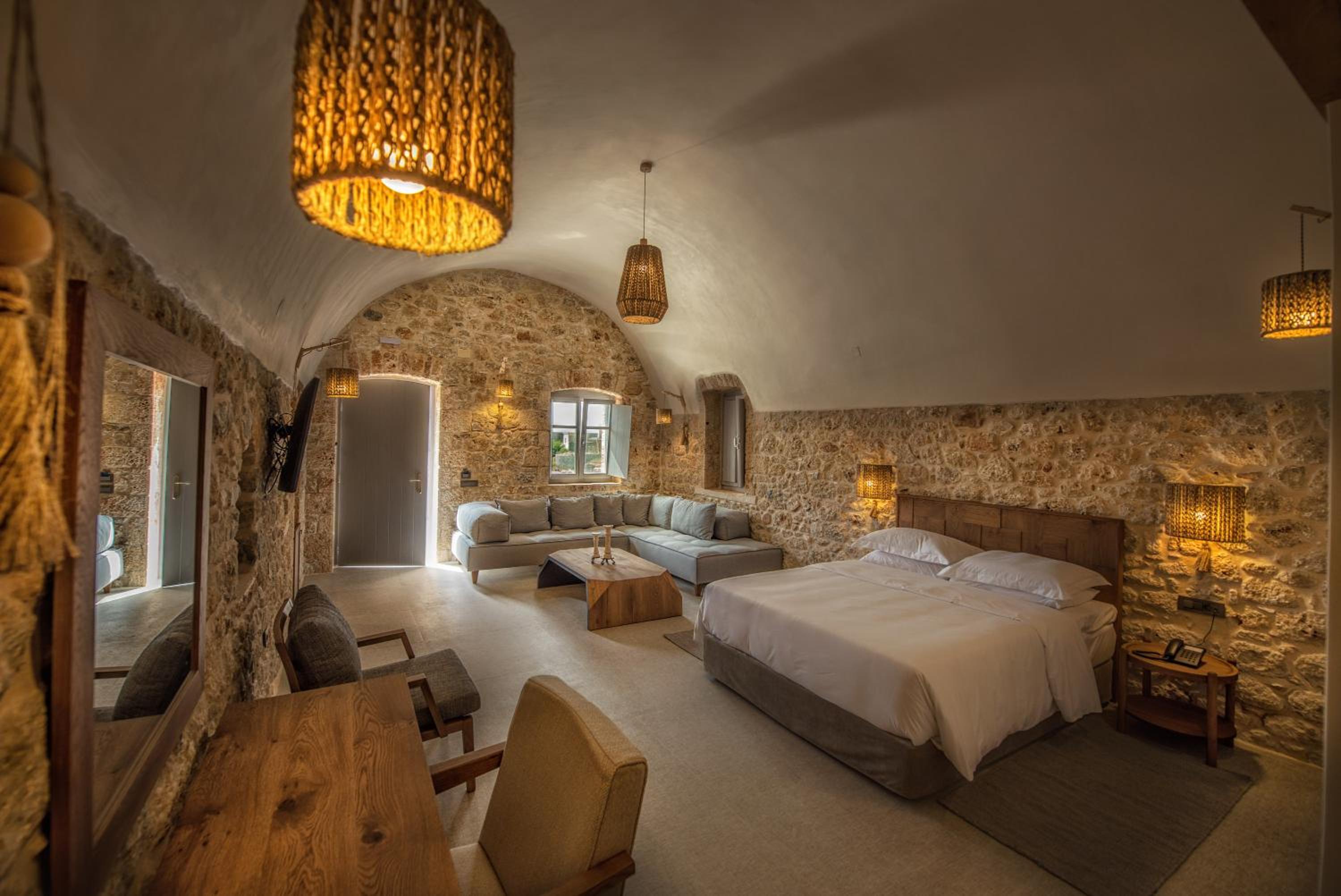 Suite - Photo 1