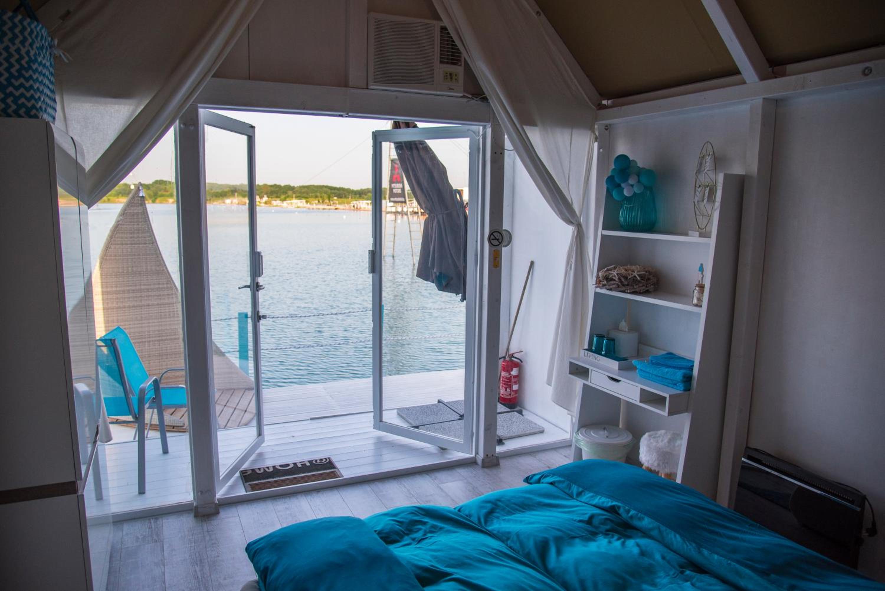 Double Room with Lake View - Photo 9
