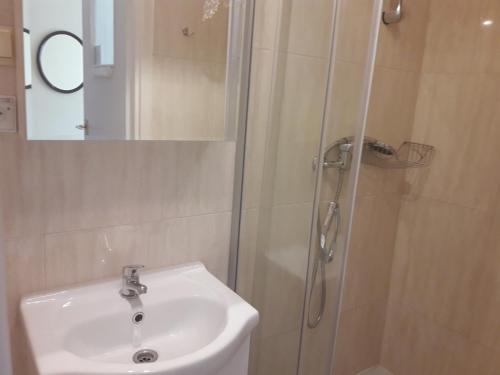 Basic Triple Room photo 1
