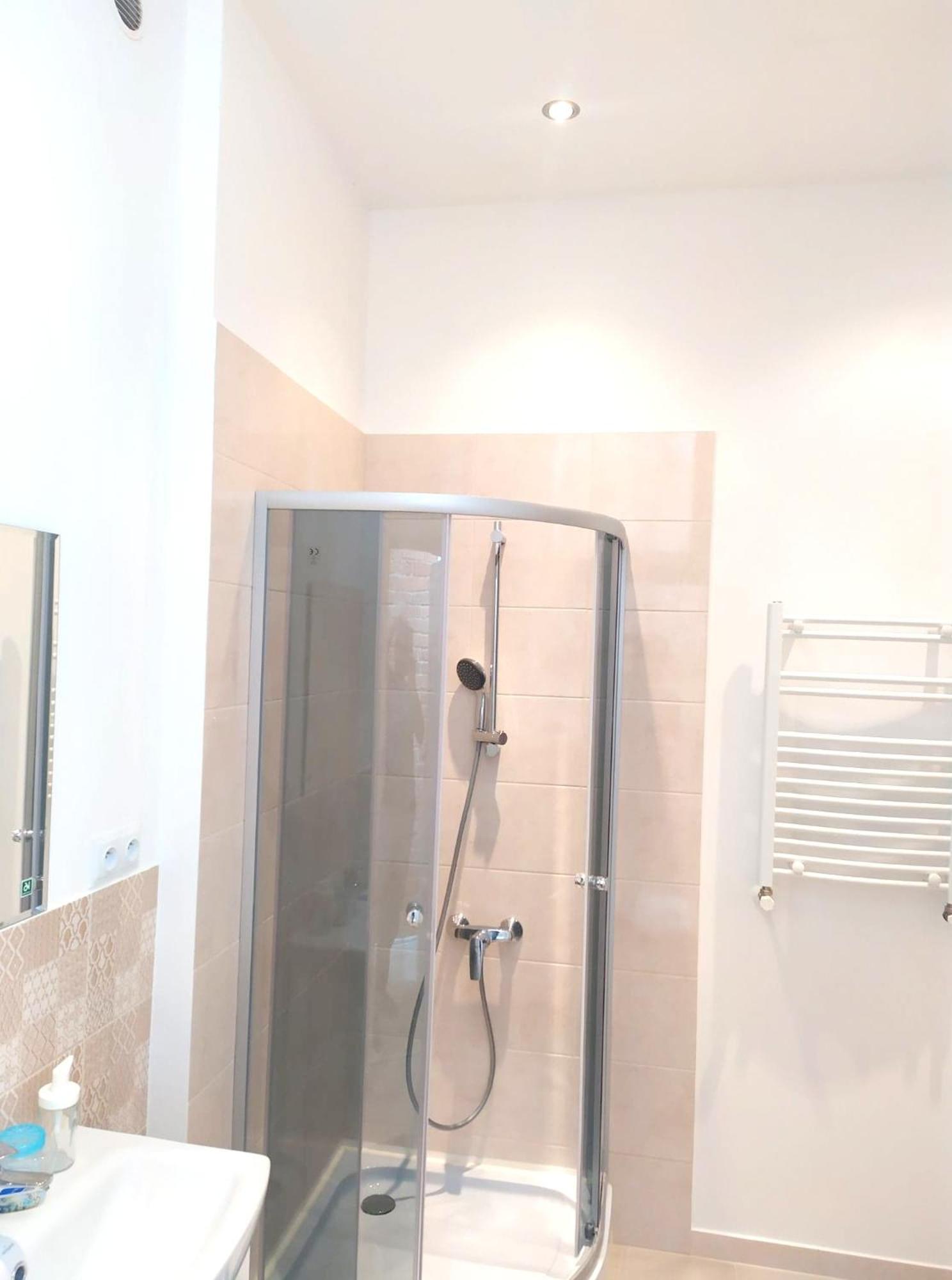 Budget Double Room - Photo 11