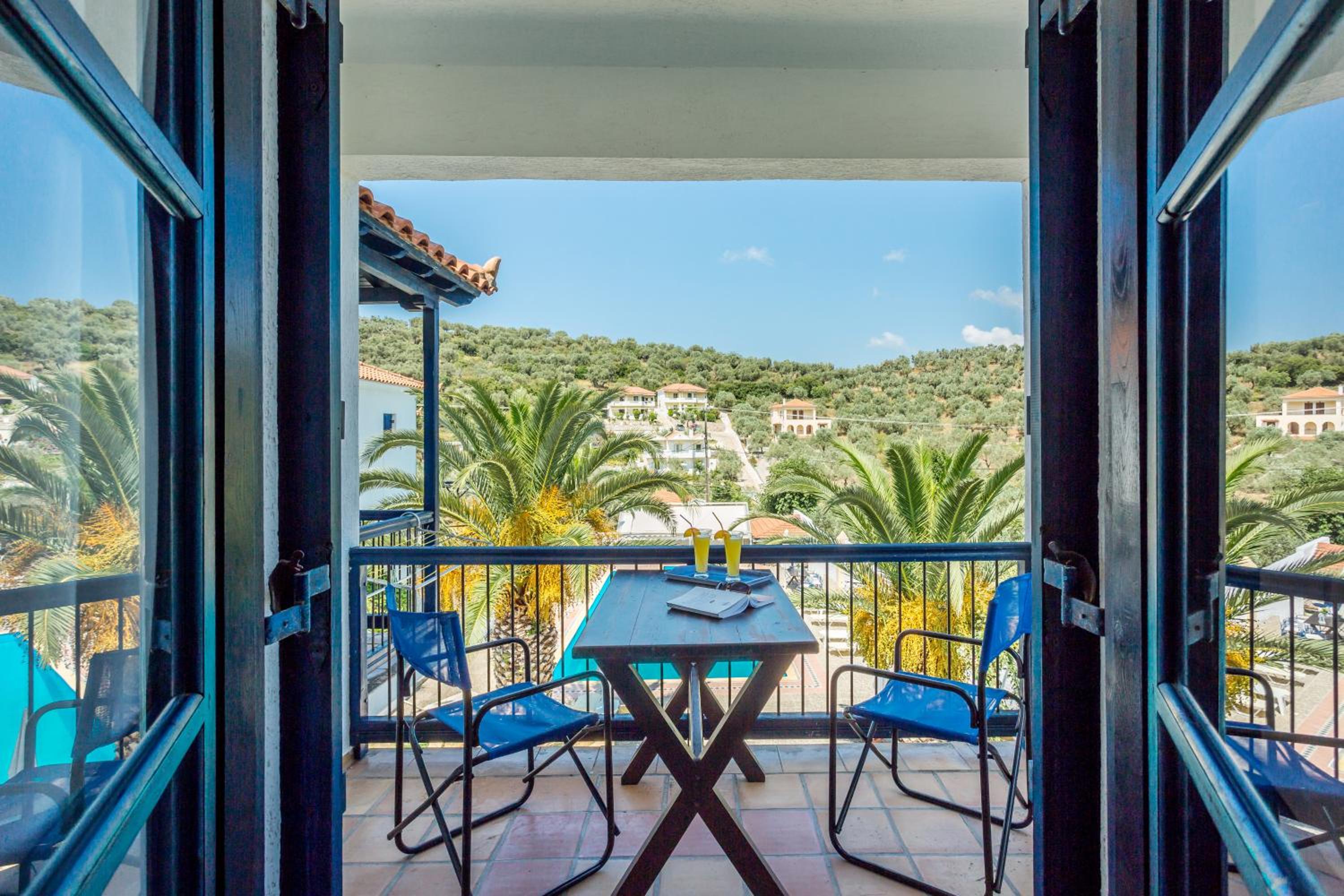 Apartment with Pool View