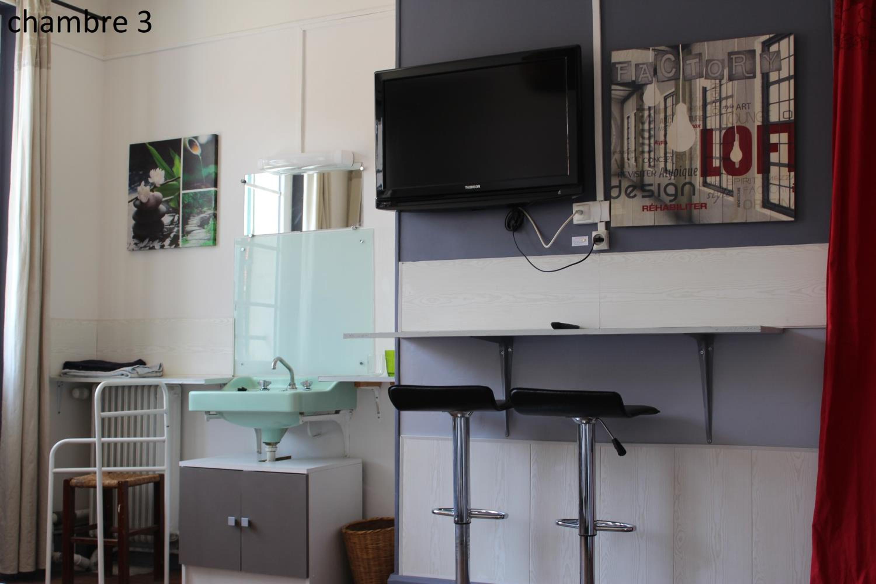 Basic Triple Room with Shared Bathroom