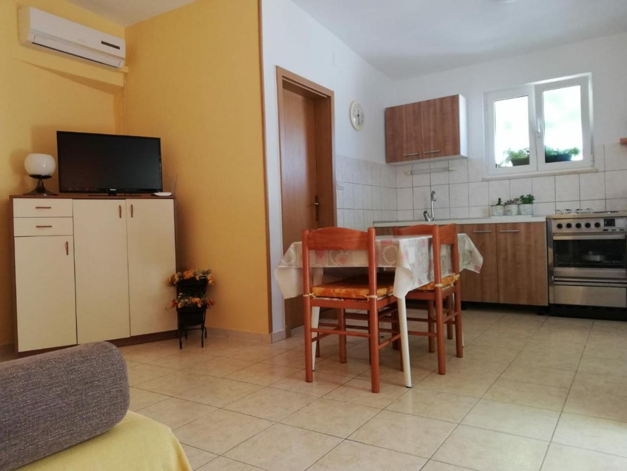 One-Bedroom Apartment - Photo 2