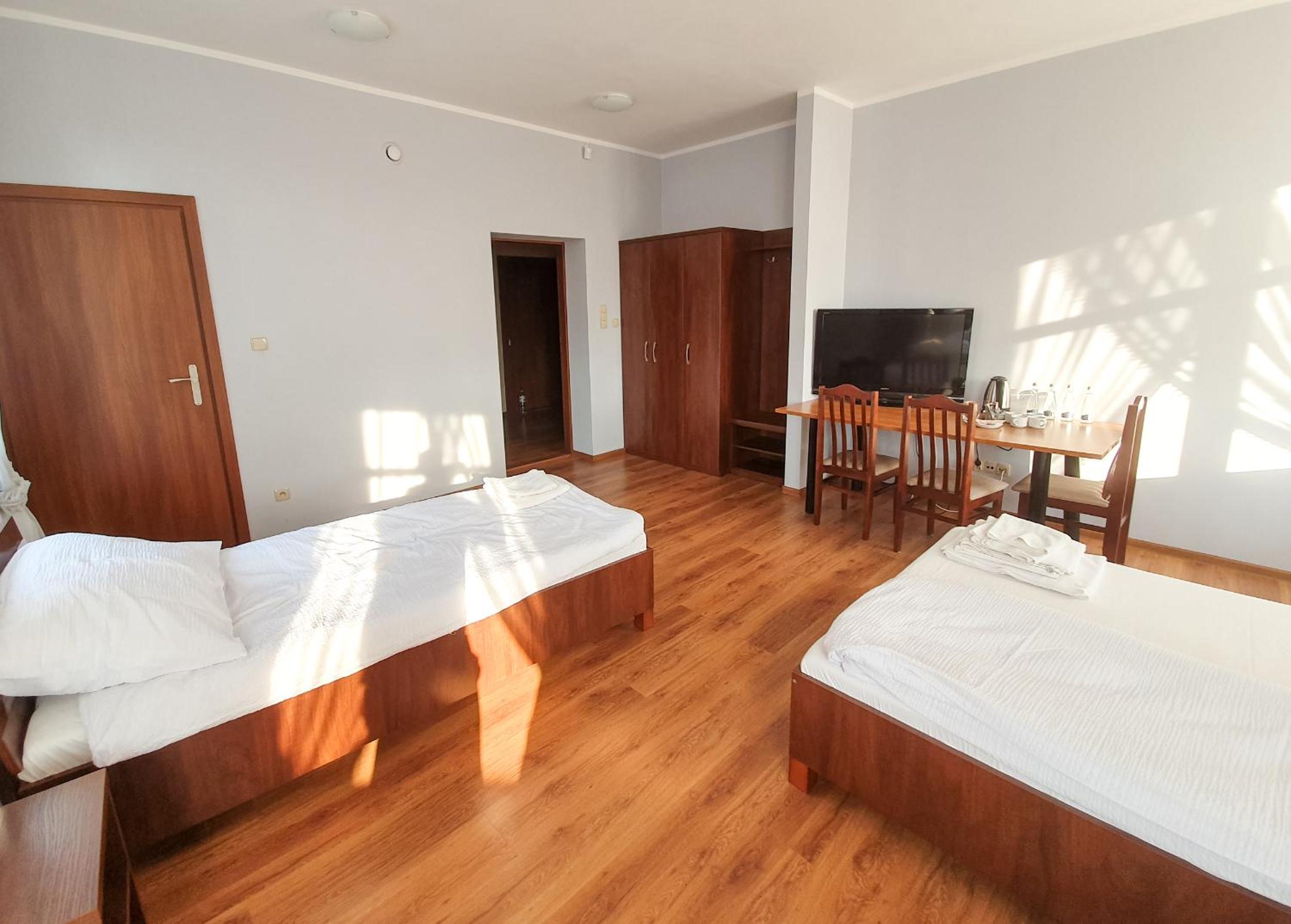 Quadruple Room with Private Bathroom - Photo 6