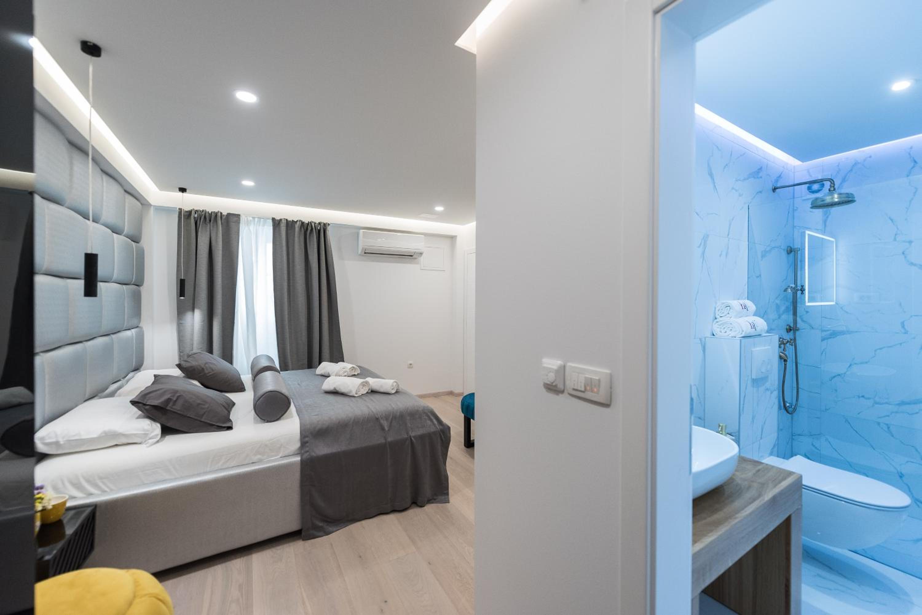 Deluxe Room - Photo 6