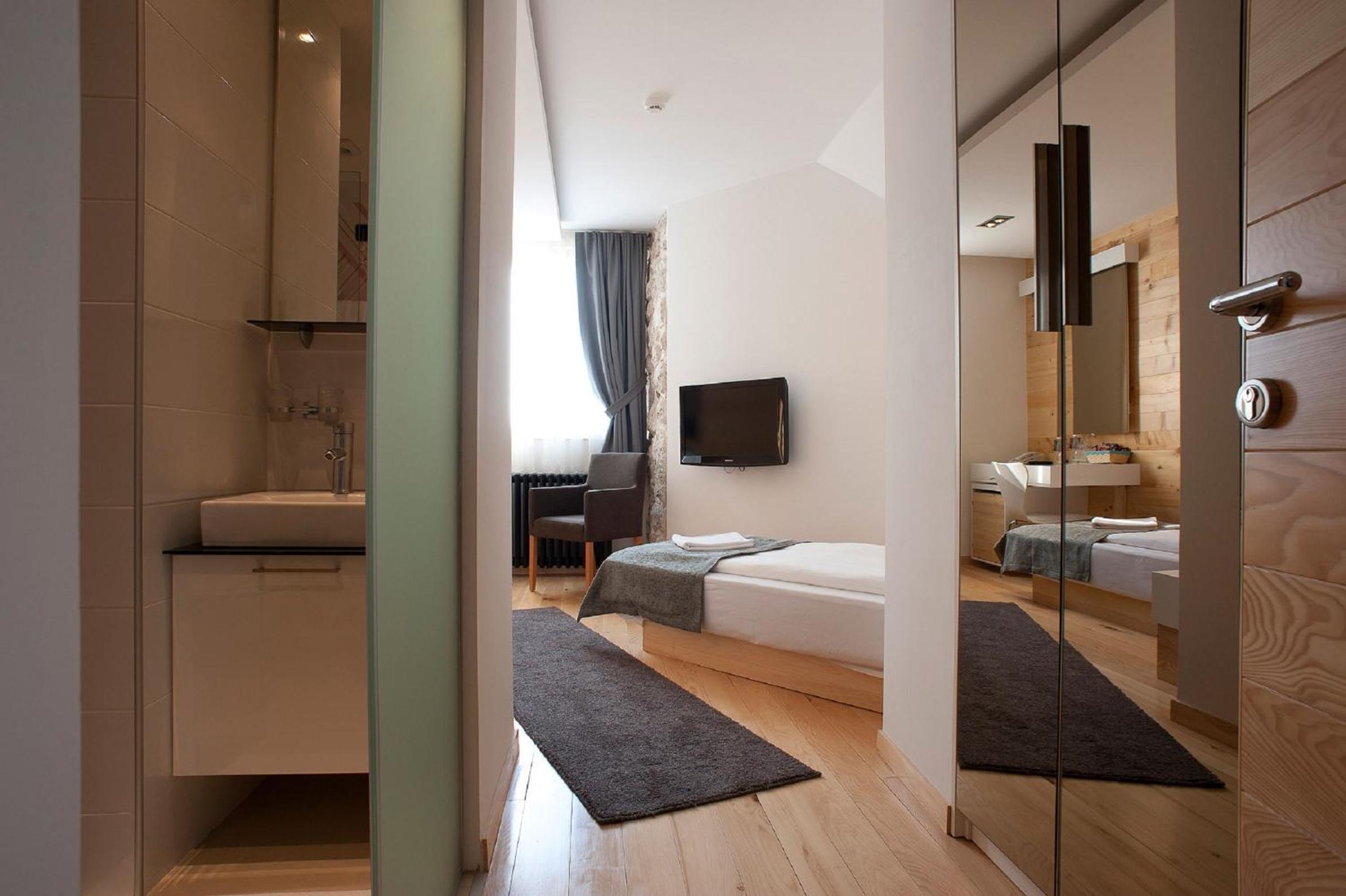 Twin Room - Photo 2