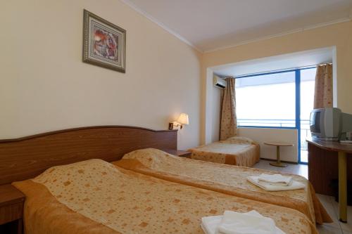Double or Twin Room with Balcony and Sea View (2 Adults + 1 Child)
