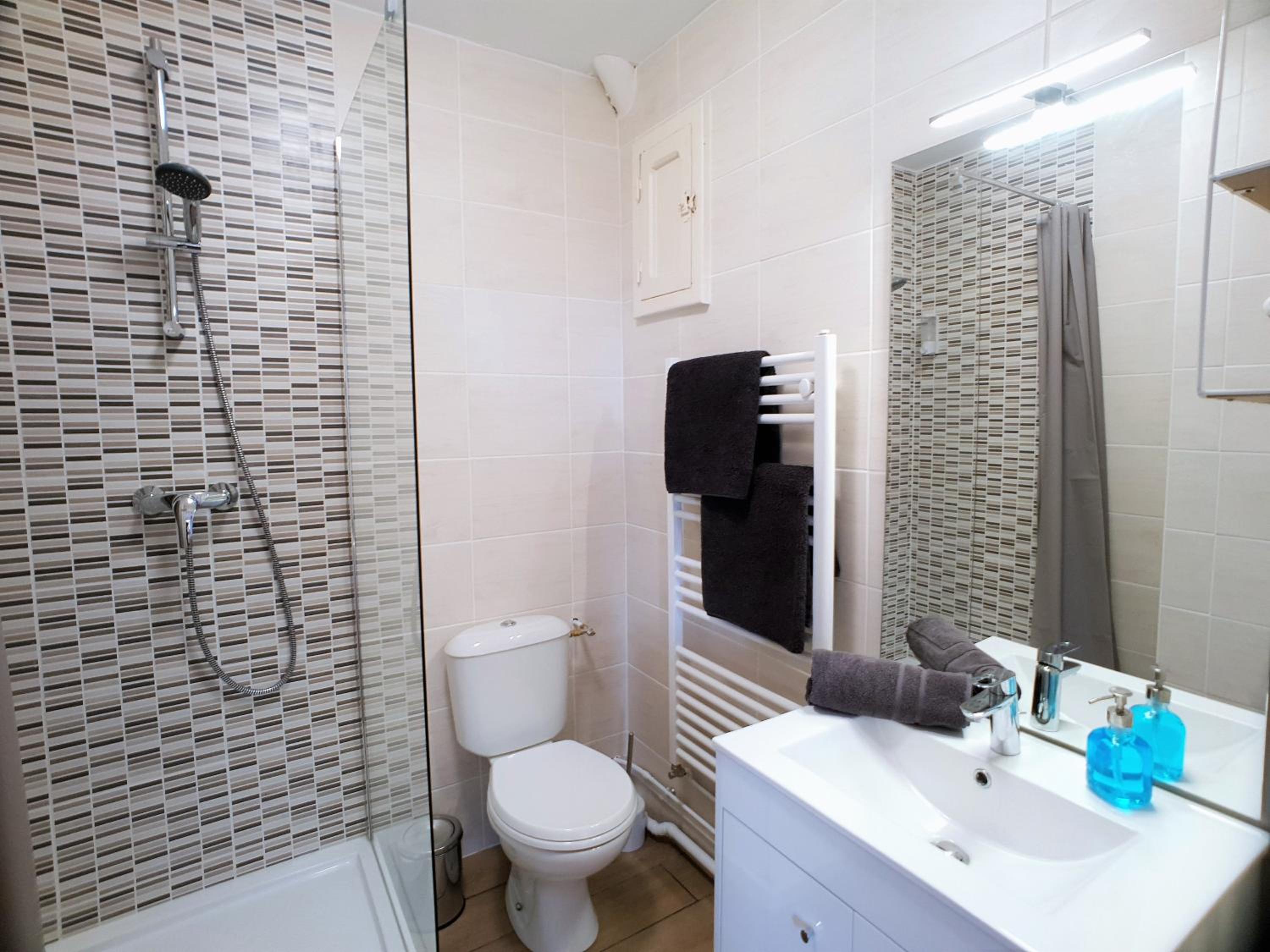 One-Bedroom Apartment - Photo 6