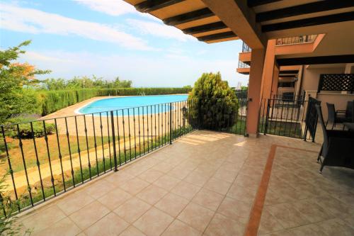 Apartment with Pool View