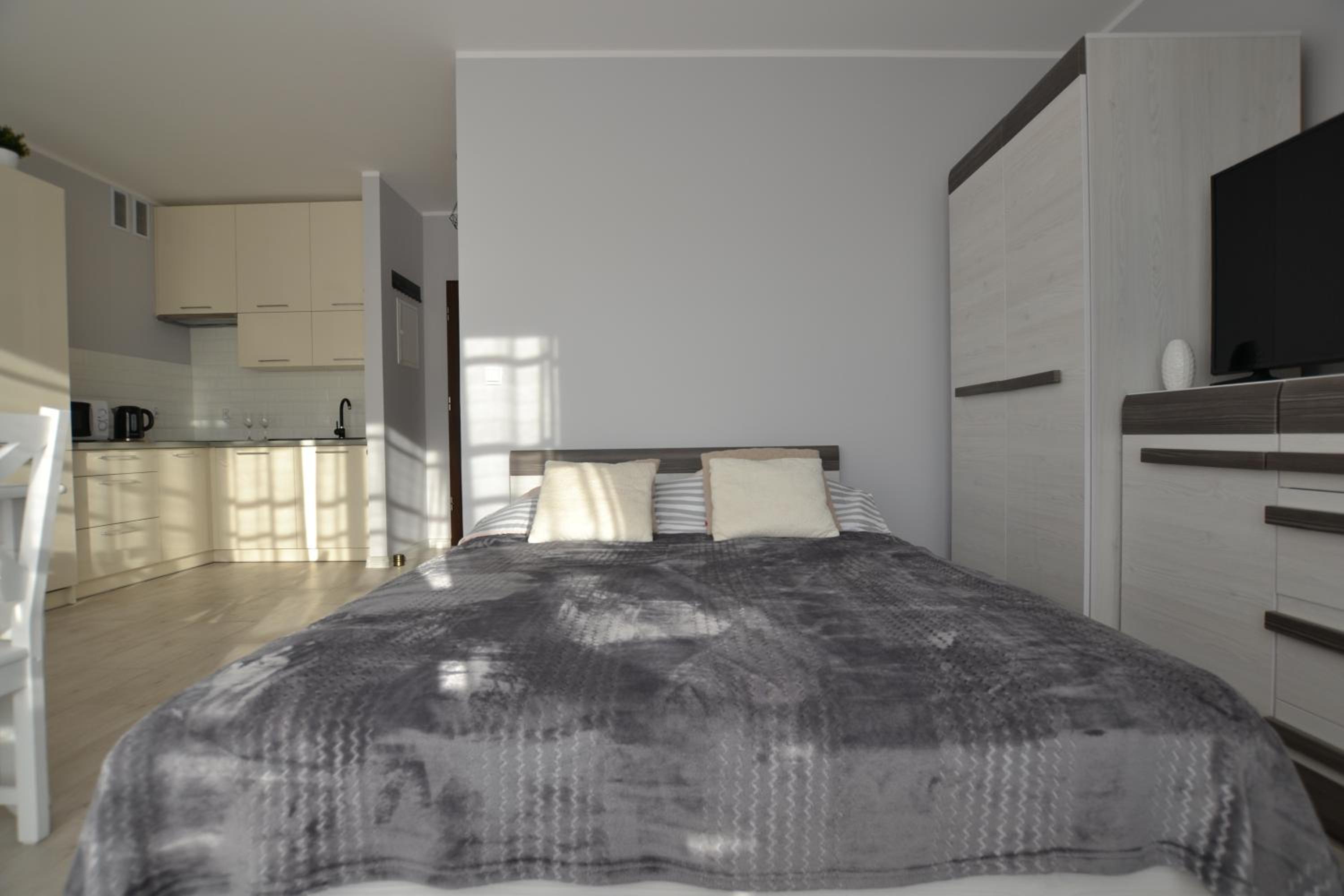 Apartment with Balcony - Photo 4