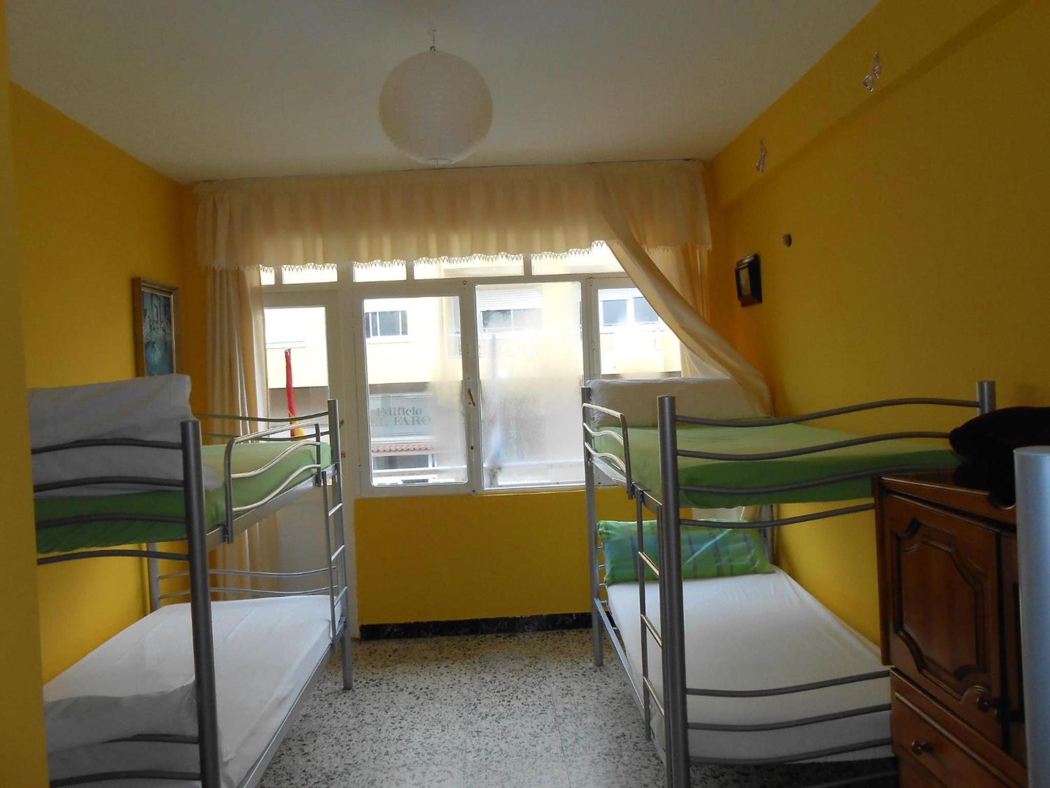 8-Bed Mixed Dormitory Room photo 3