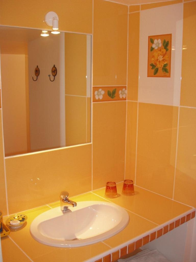 Family Room with Private Bathroom photo 3