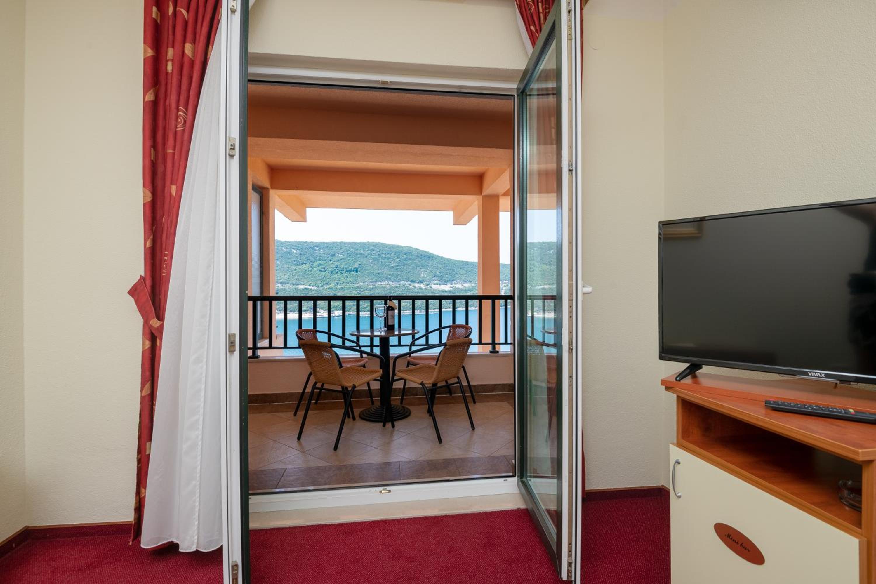 Suite with Sea View (4 Adults) - Photo 3