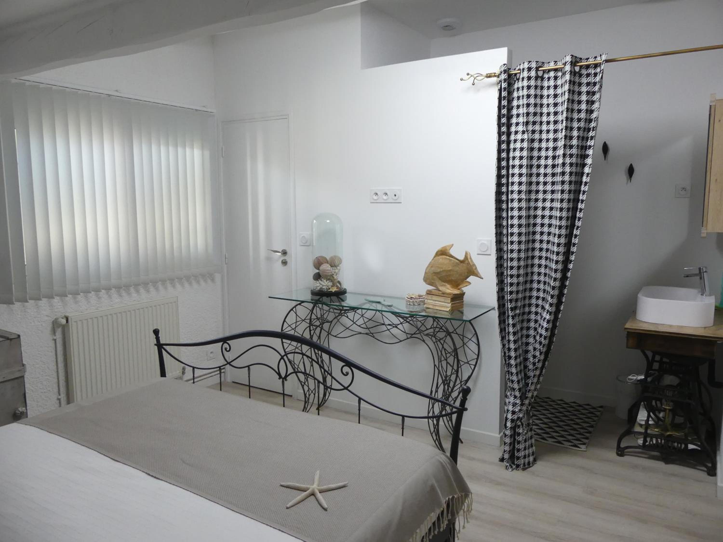 Standard King Room photo 2