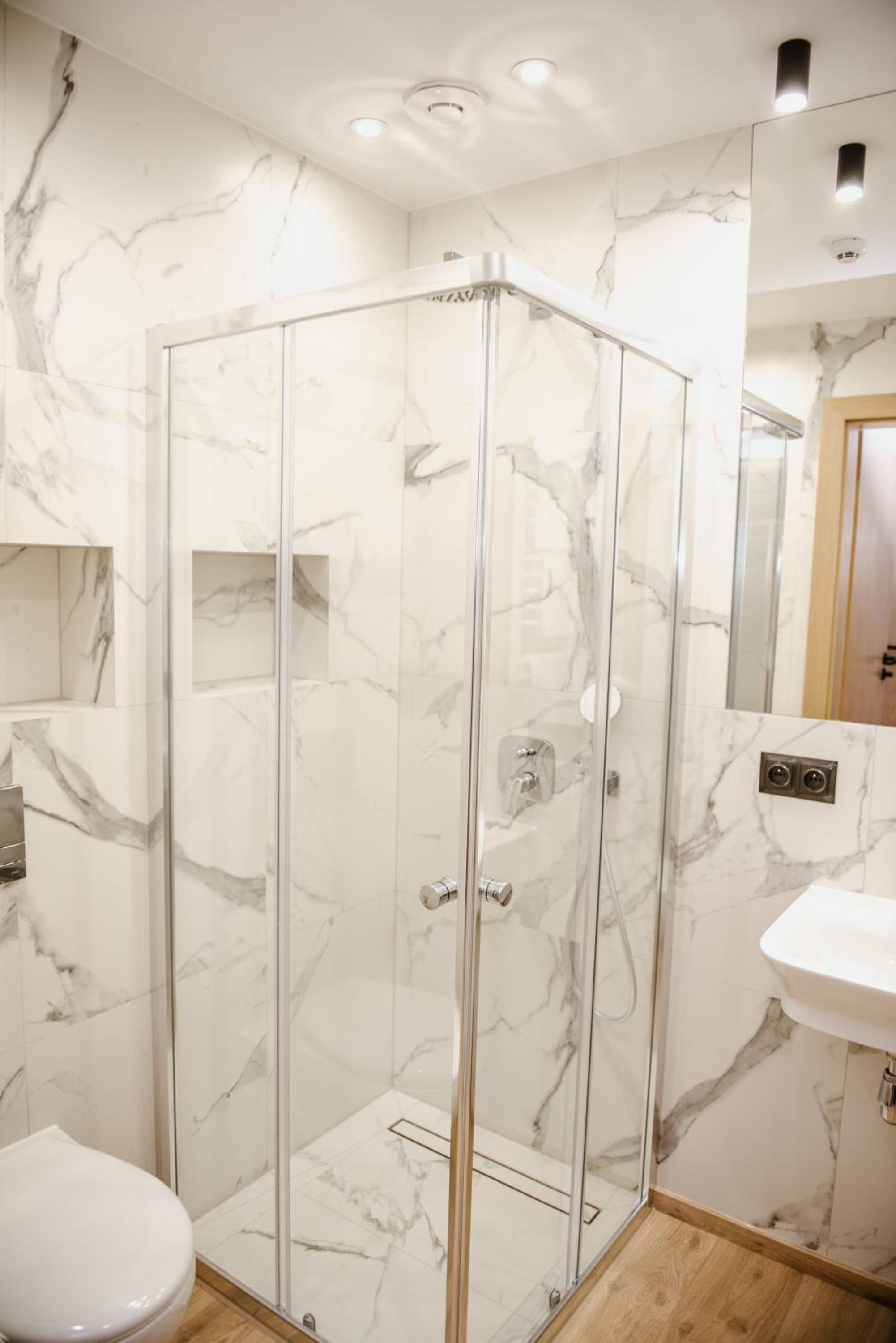 Twin Room with Private Bathroom - Photo 5