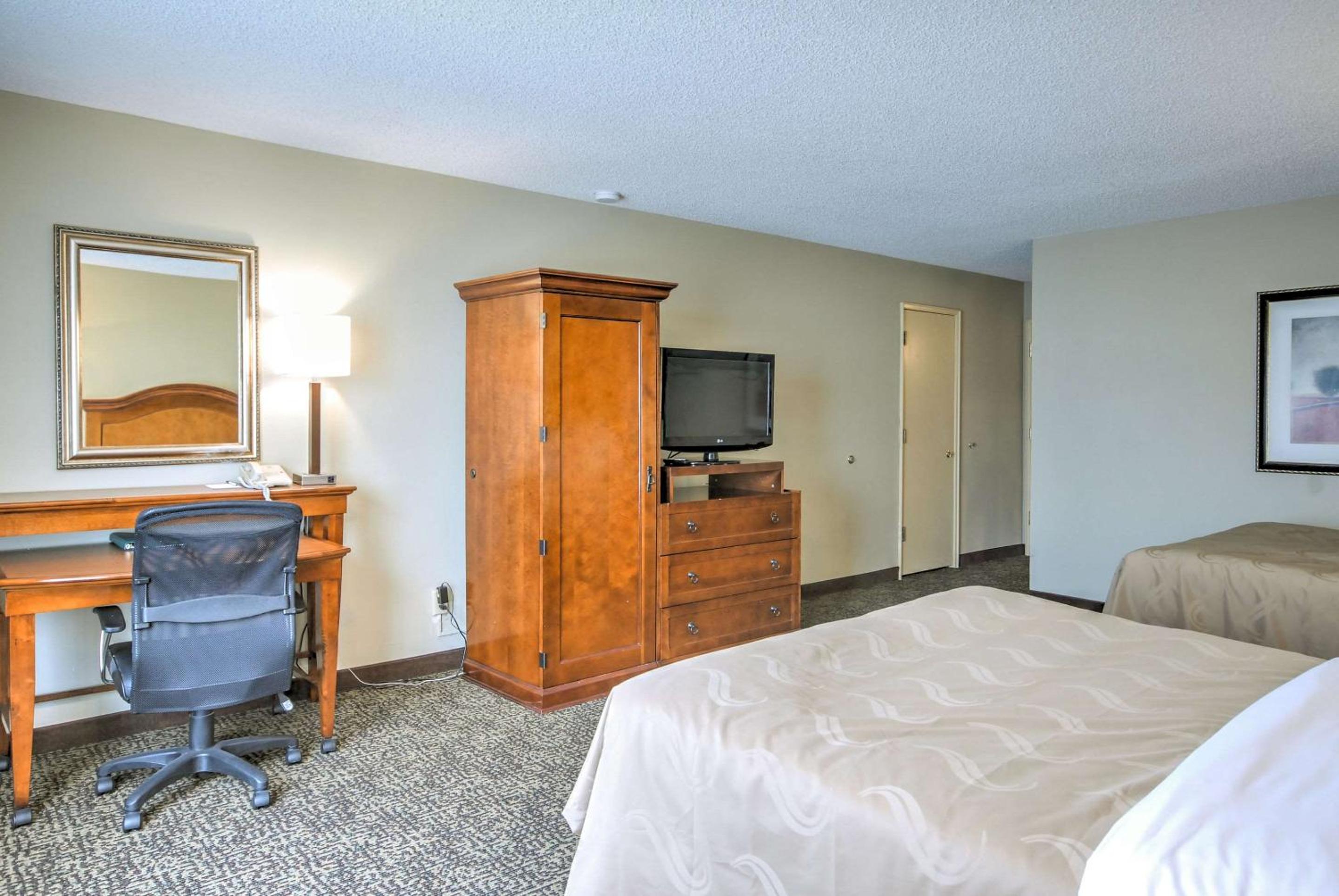 Queen Room with Two Queen Beds - Non-Smoking photo 2
