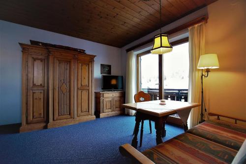 Twin Room with Mountain View photo 2