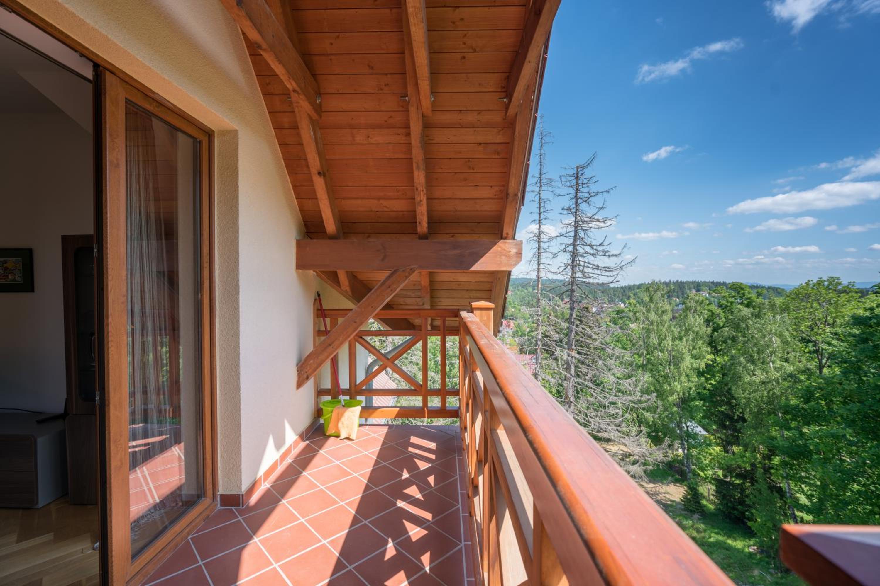 Apartment with Mountain View - Photo 4