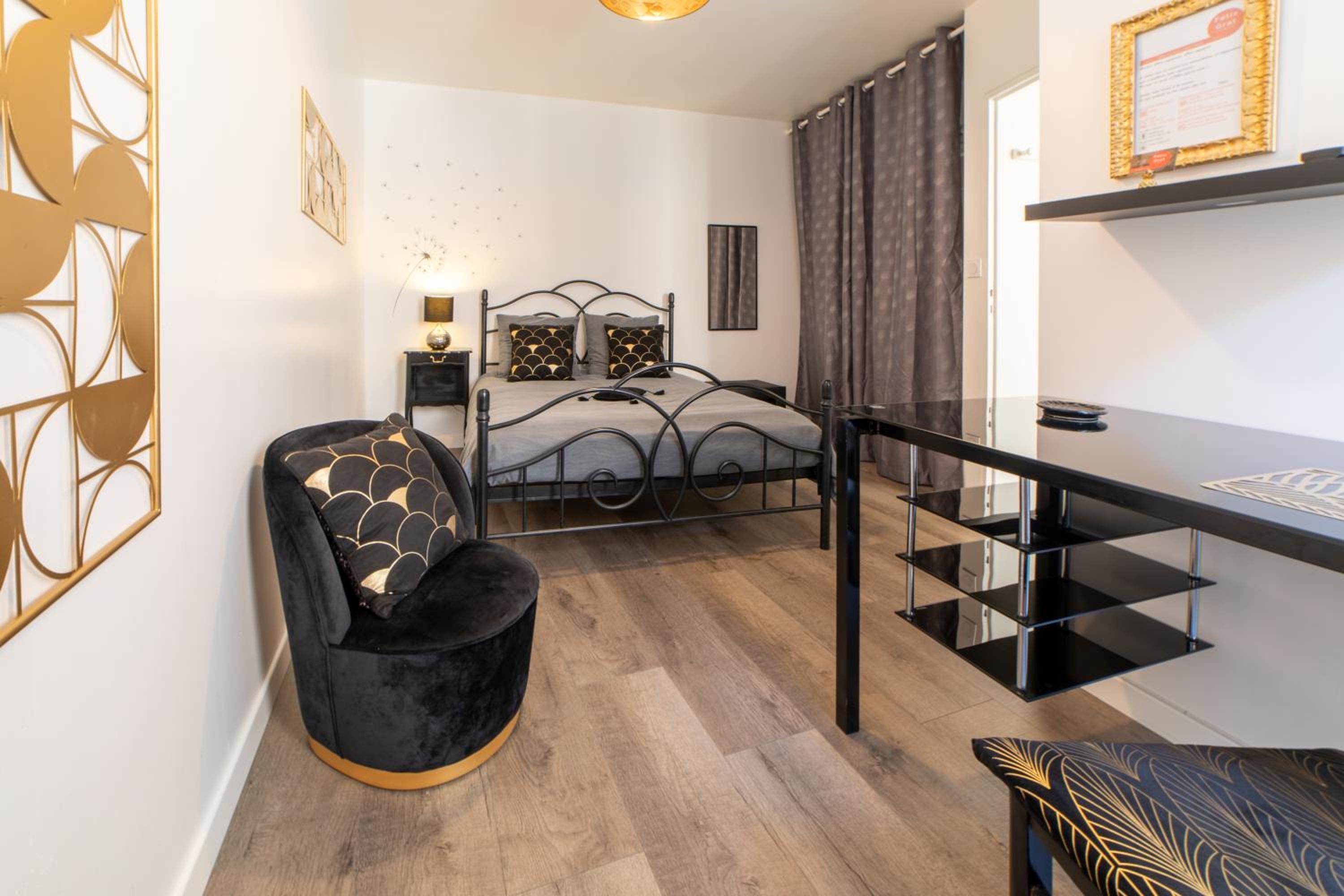 Double Room with Private External Bathroom photo 2