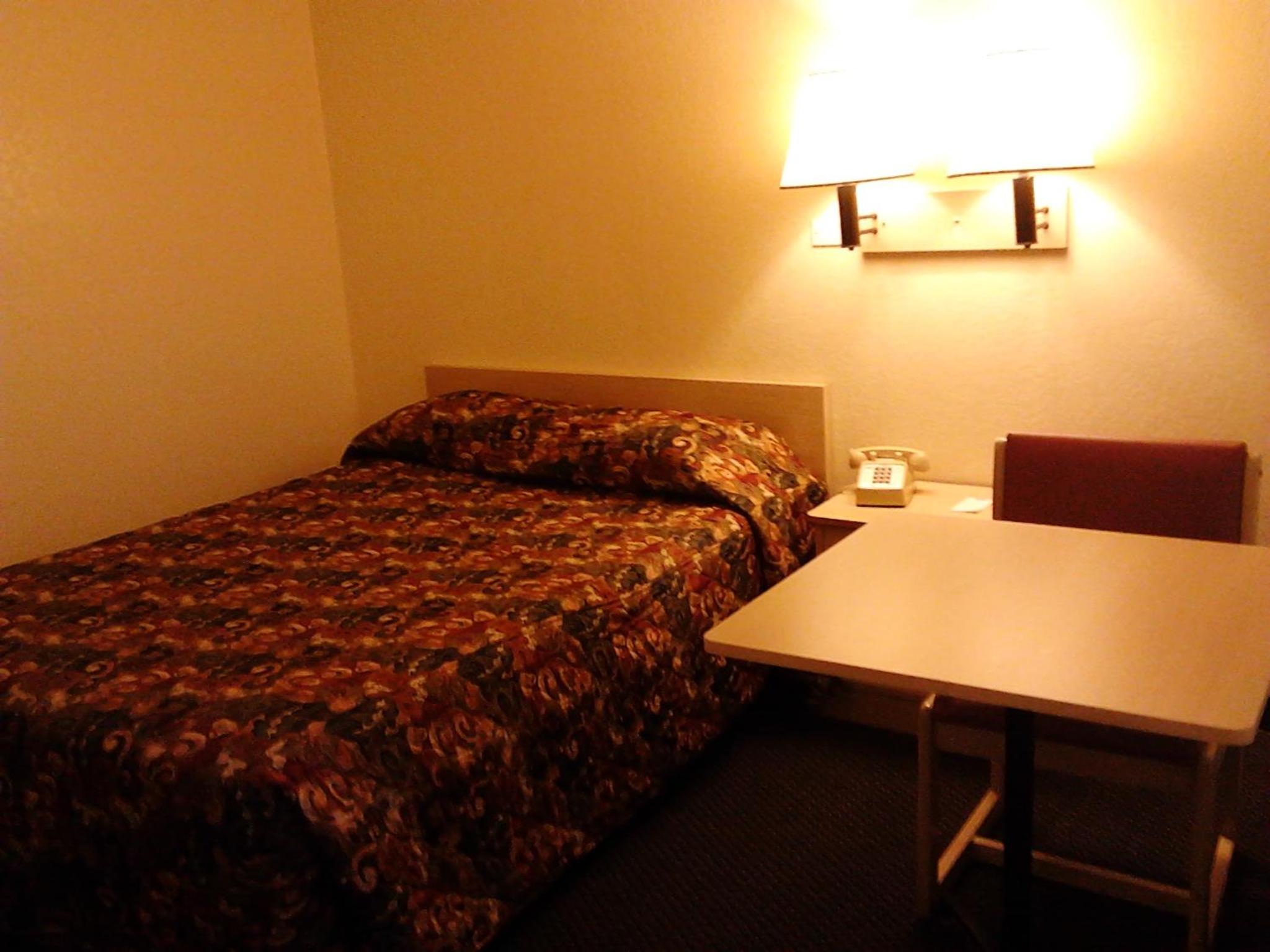 Queen Room - Non-Smoking photo 1